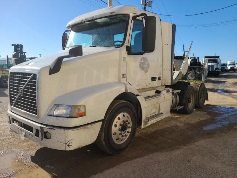 2015 VOLVO VNM64T200 in Dallas, TX