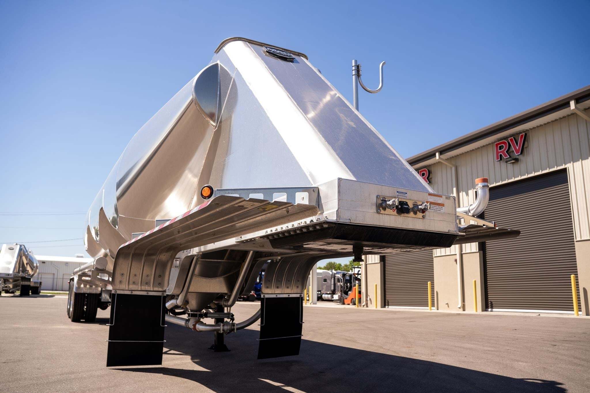 2027 MAC TRAILER MFG 1050C PNEUMATIC DRY BULK in Miami, FL