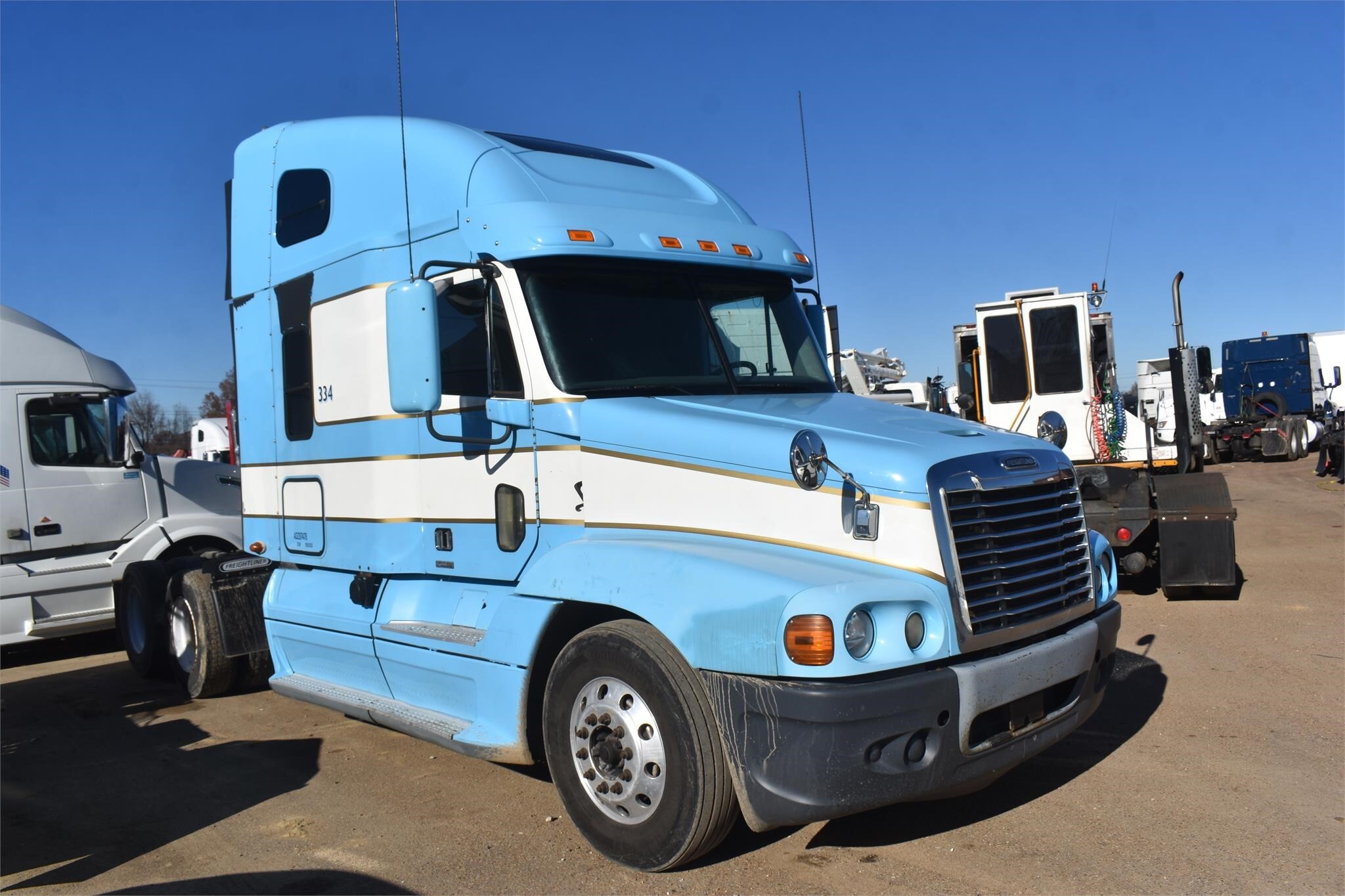 2010 FREIGHTLINER COLUMBIA in Covington, TN