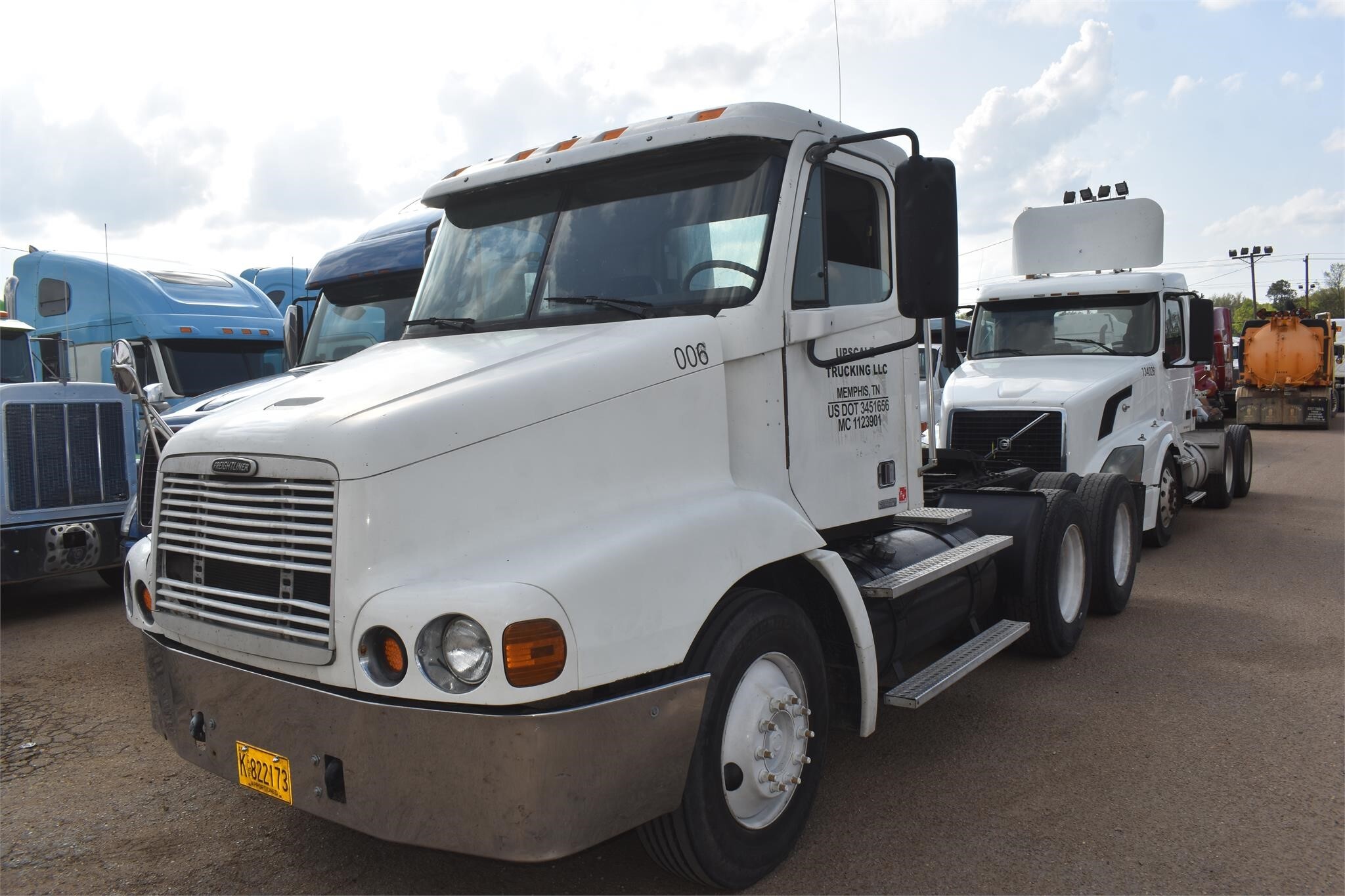 2000 FREIGHTLINER COLUMBIA in Covington, TN