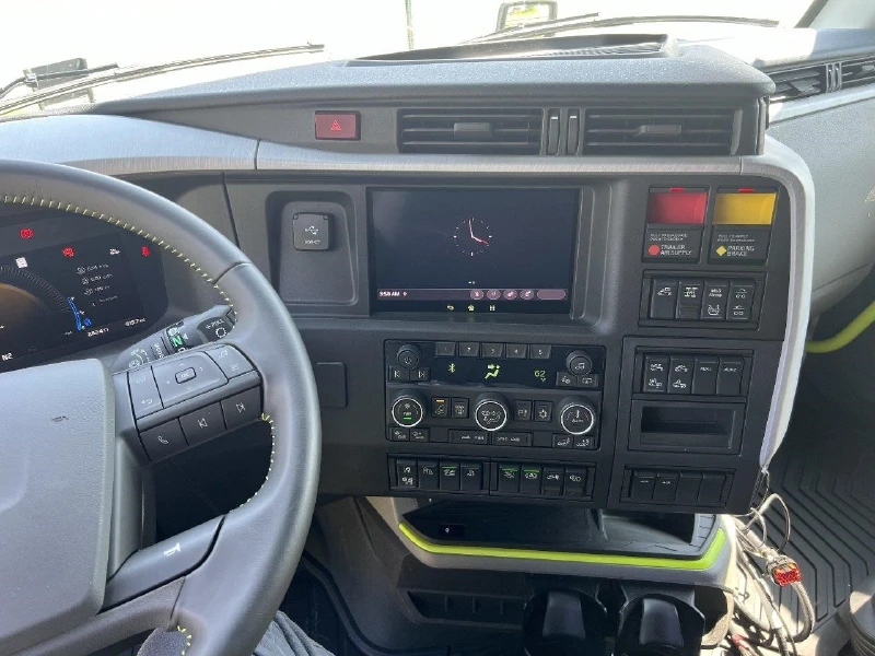 2025 VOLVO VNL64T860