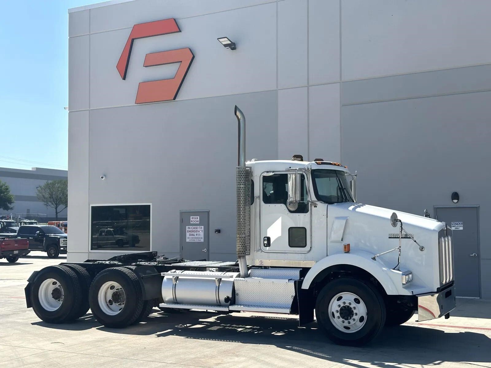 2013 KENWORTH T800 in Hutchins, TX