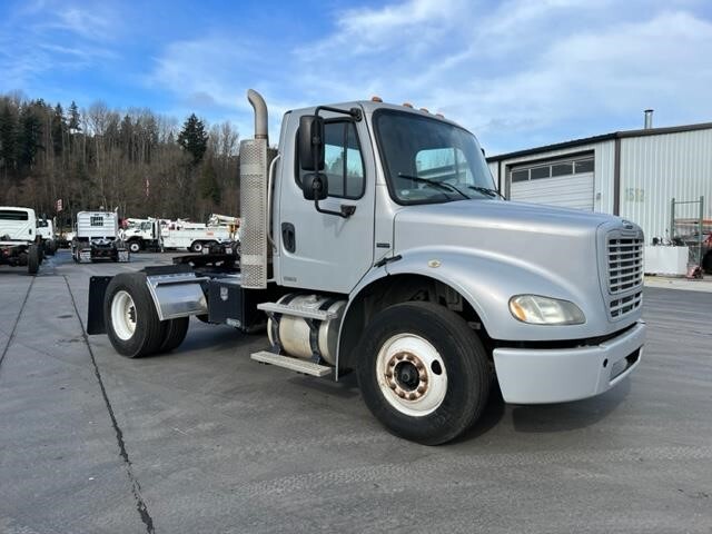 2010 FREIGHTLINER BUSINESS CLASS M2 112 in Pacific, WA
