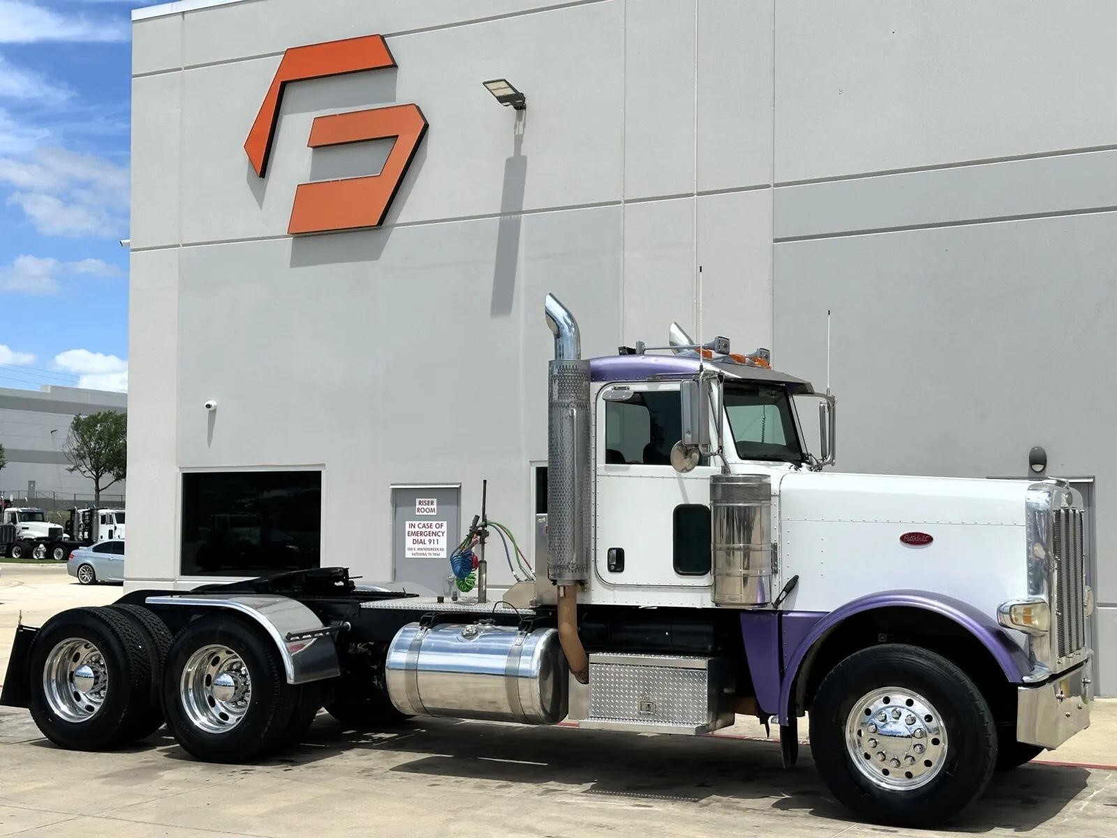2008 PETERBILT 388 in Hutchins, TX