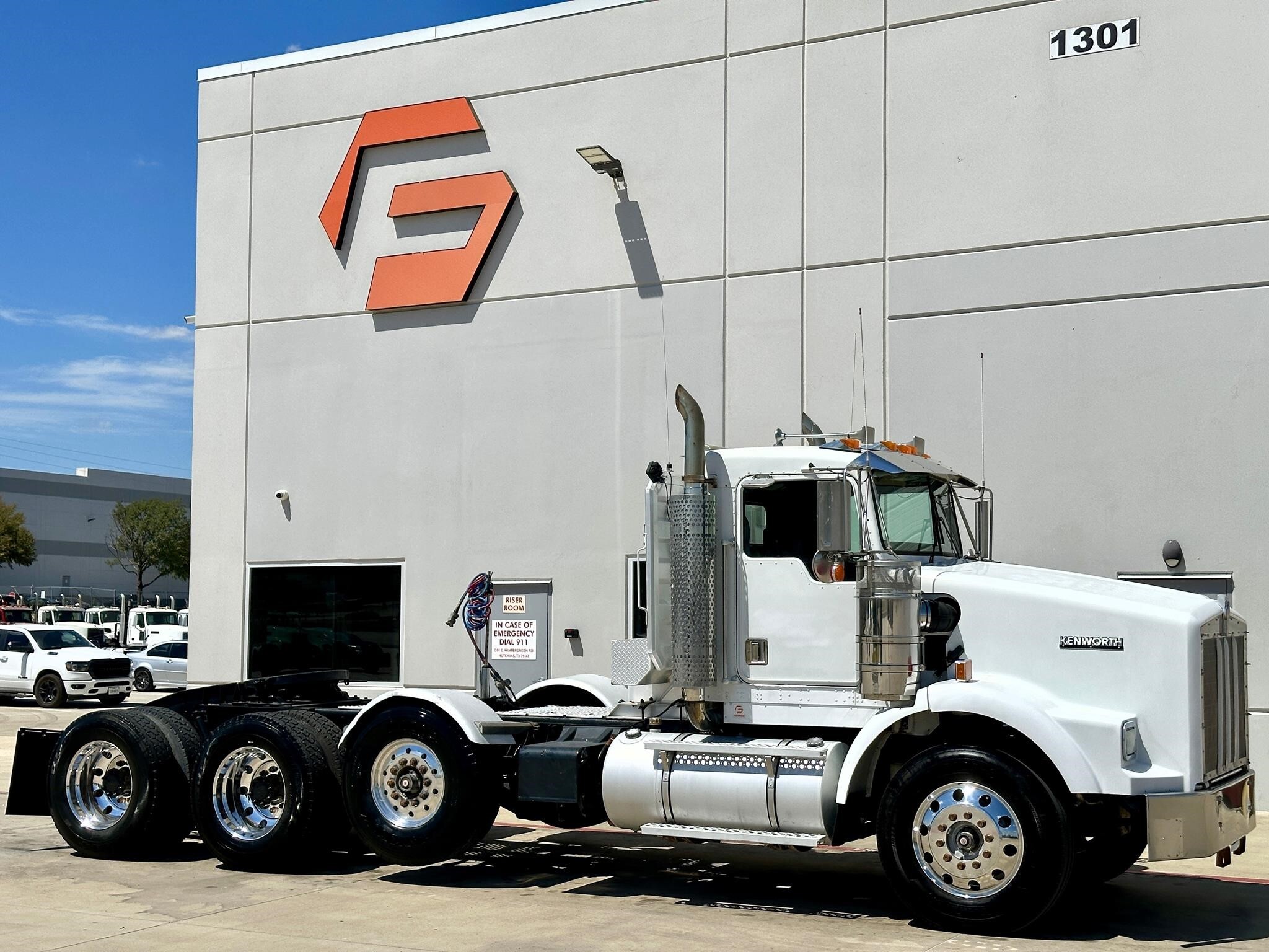2001 KENWORTH T800 in Hutchins, TX