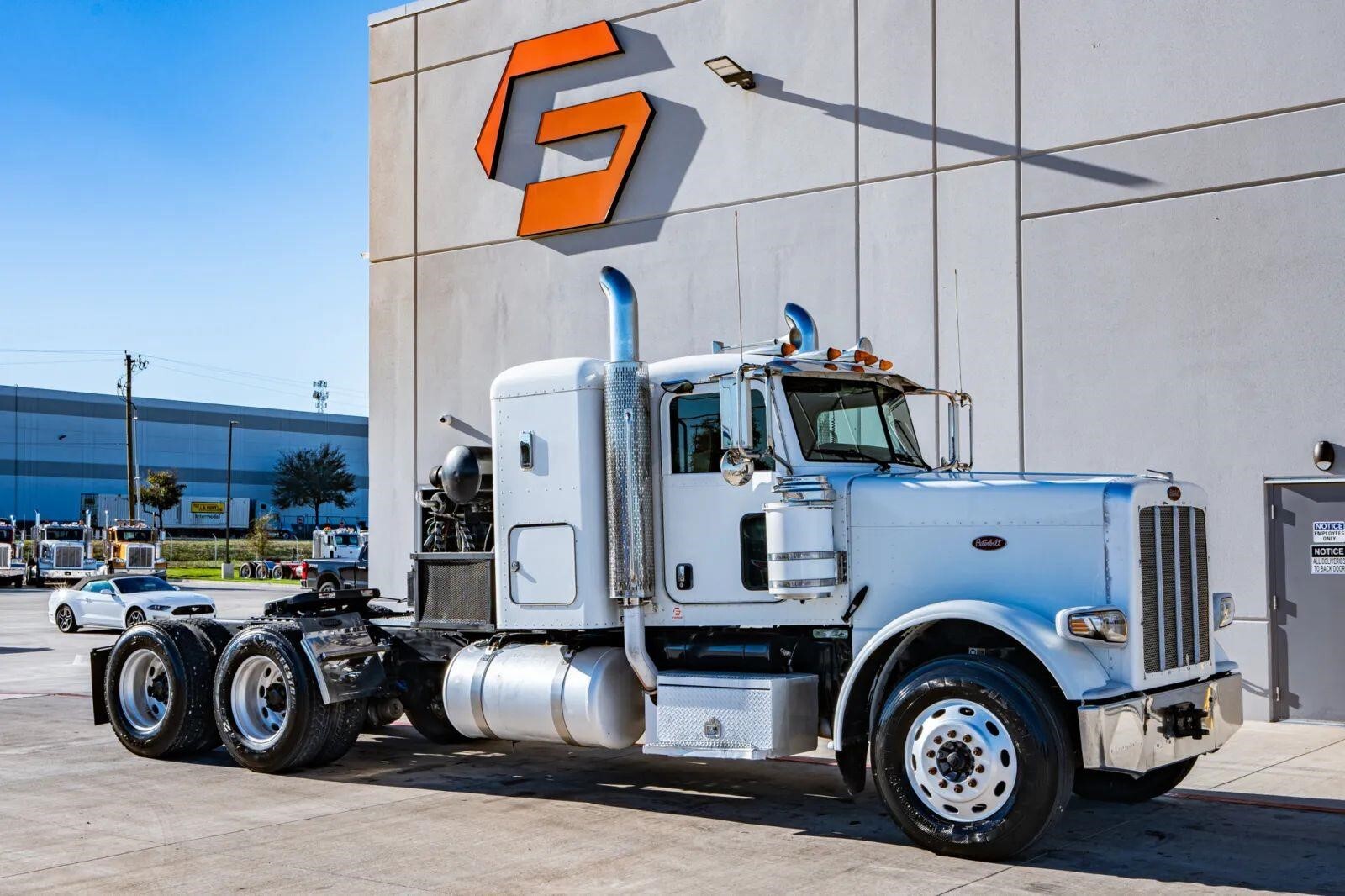 2010 PETERBILT 388 in Hutchins, TX