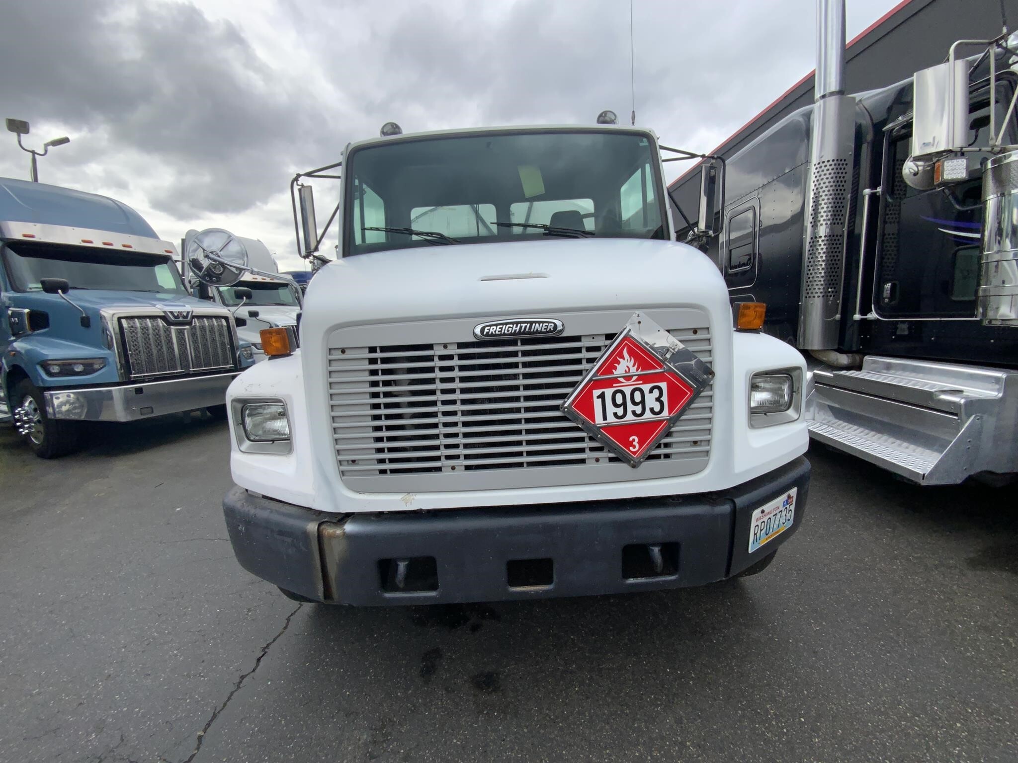 1996 FREIGHTLINER FL70 in Auburn, WA