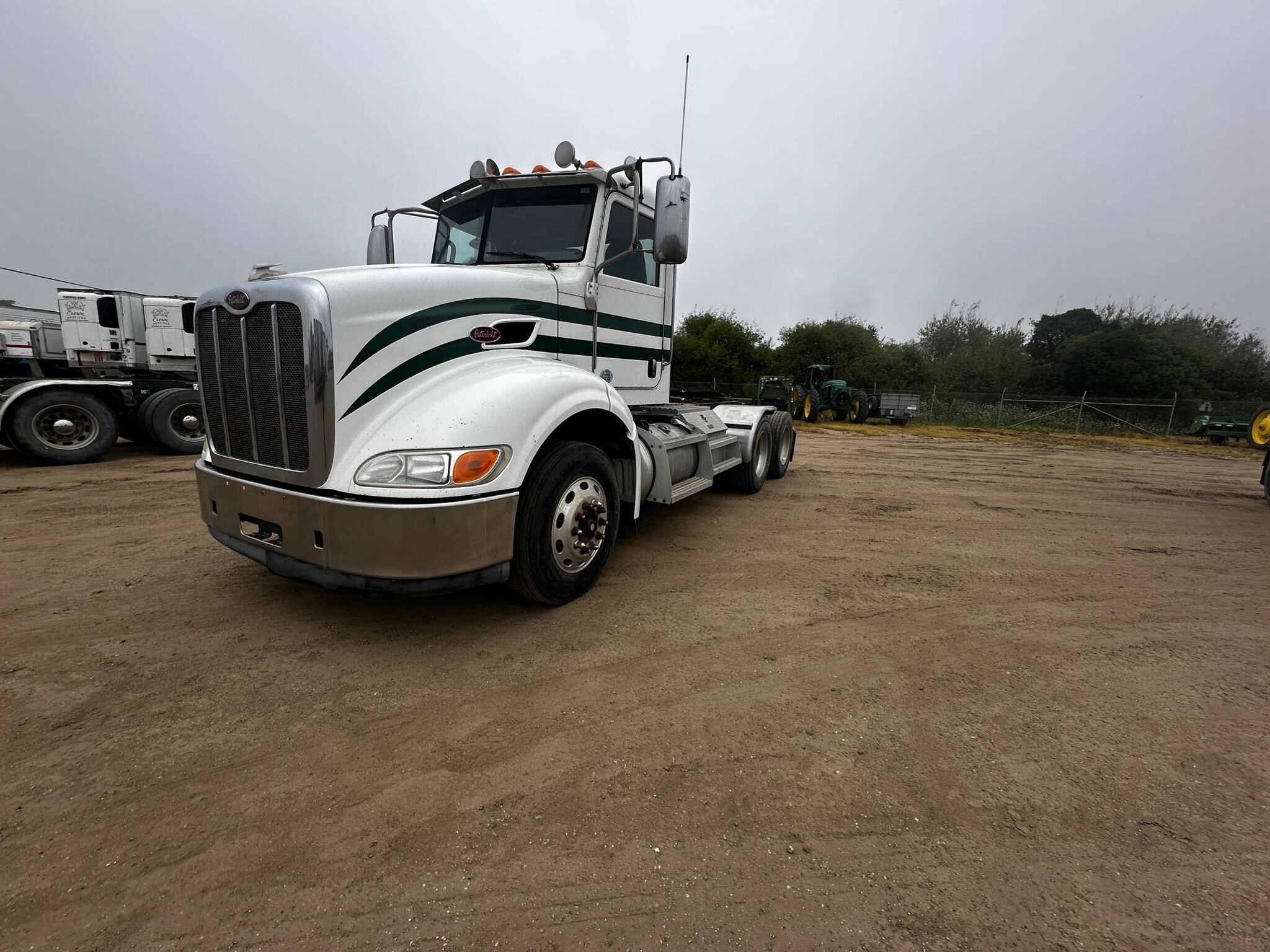 2011 PETERBILT 384 in Santa Rosa, CA