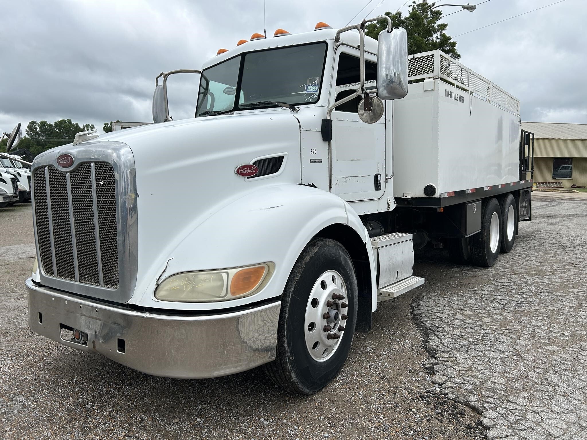 2010 PETERBILT 384 in Covington, TN