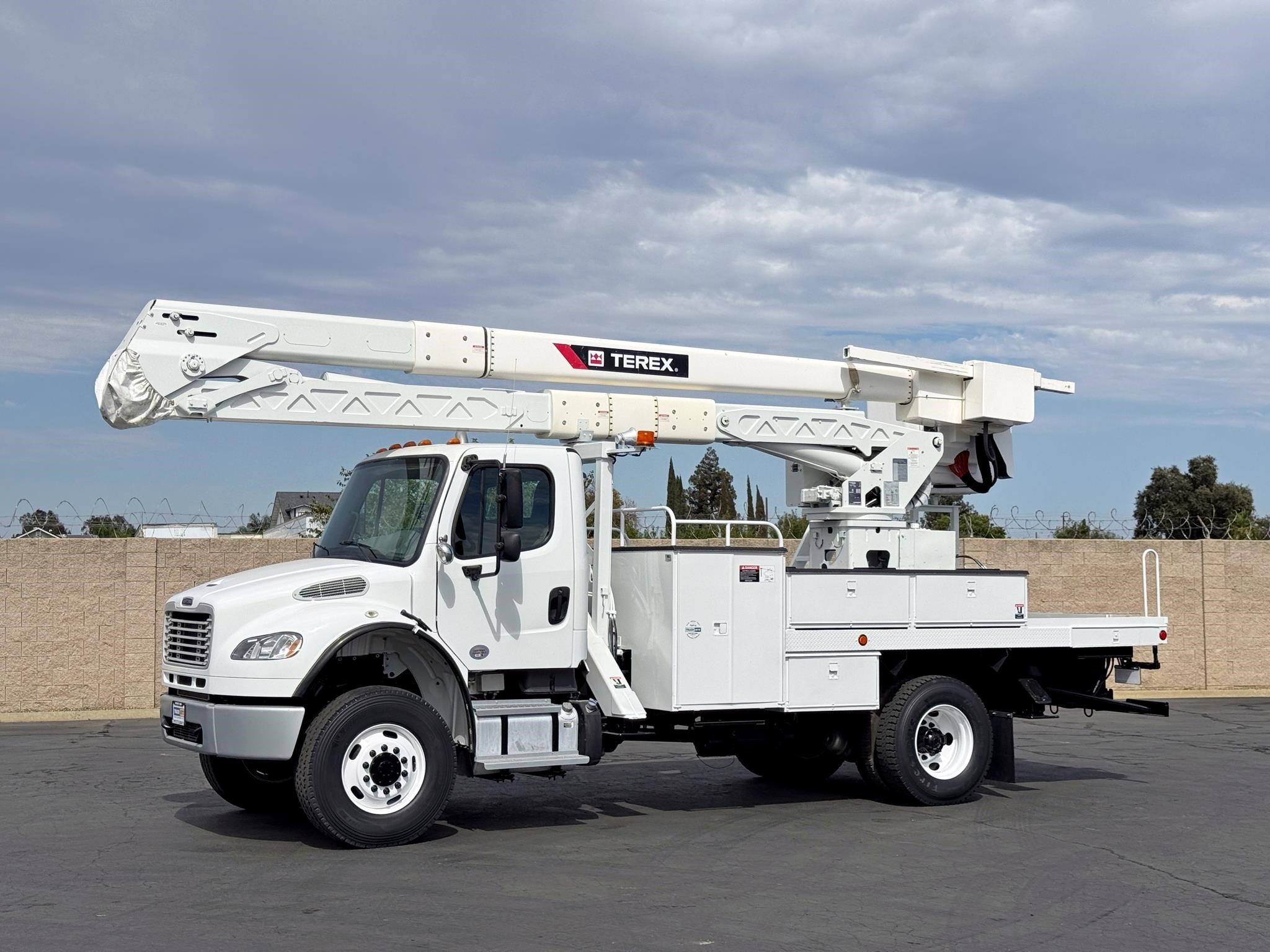 2016 TEREX HI RANGER HRX-55 in Sacramento, CA