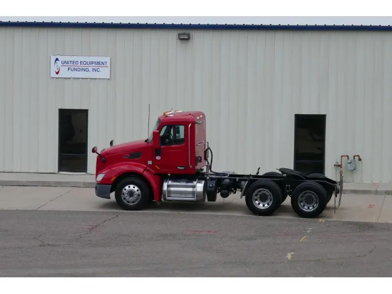 2017 PETERBILT 579