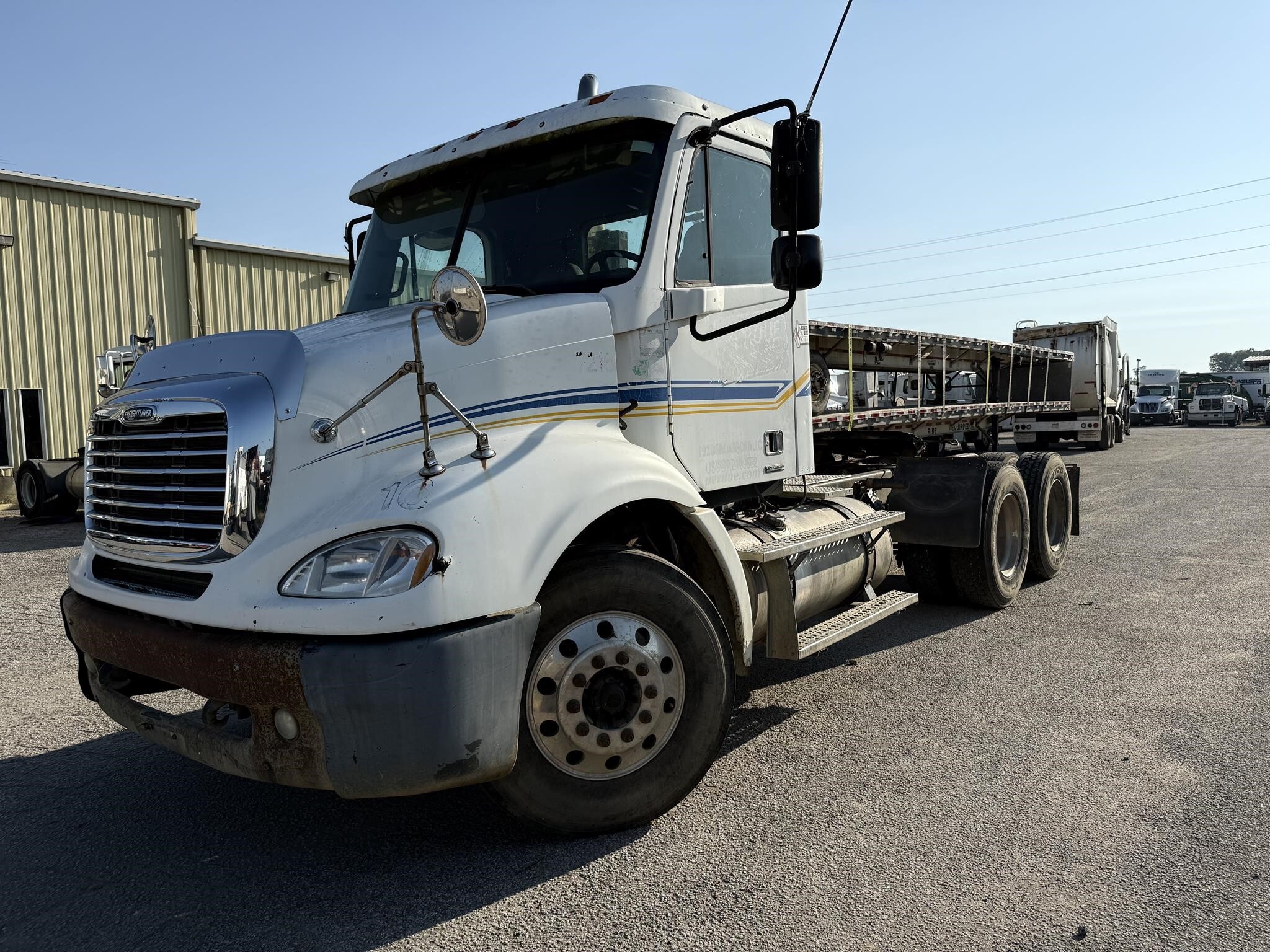 2004 FREIGHTLINER COLUMBIA in Covington, TN