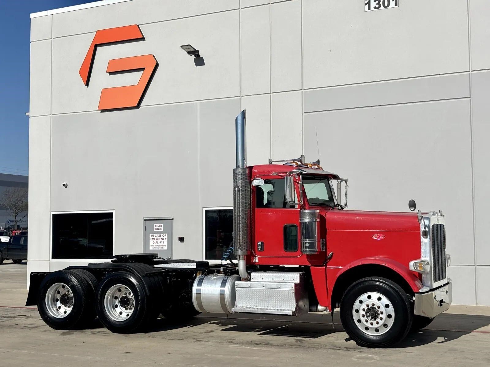 2012 PETERBILT 388 in Hutchins, TX