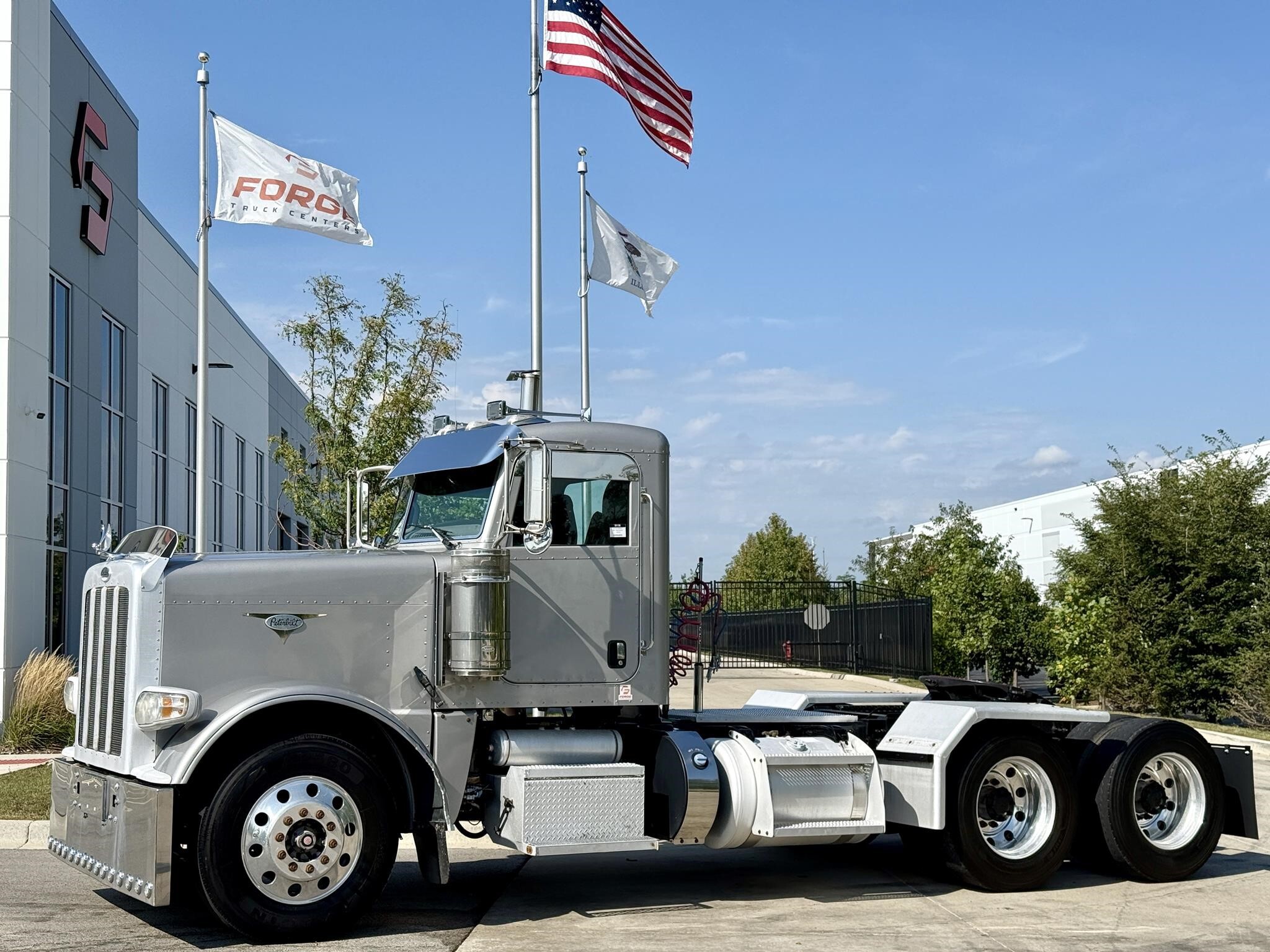 2011 PETERBILT 388 in New Lenox, IL