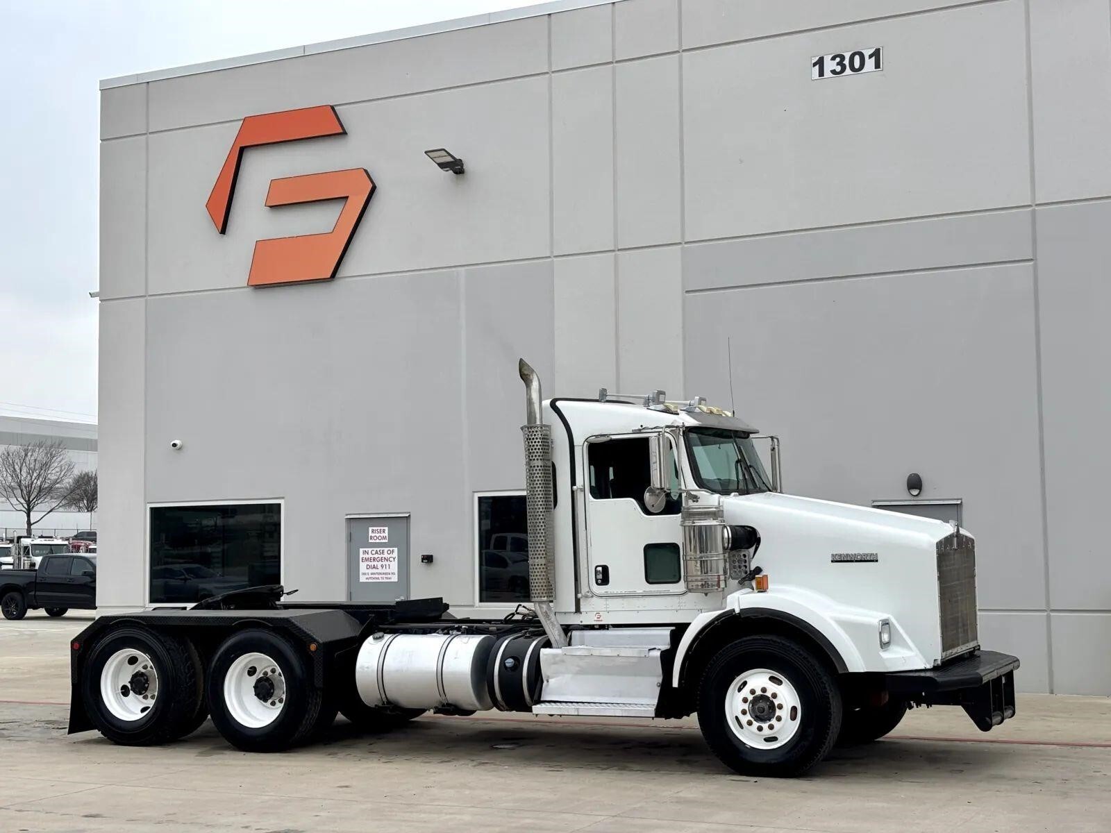 2013 KENWORTH T800 in Hutchins, TX