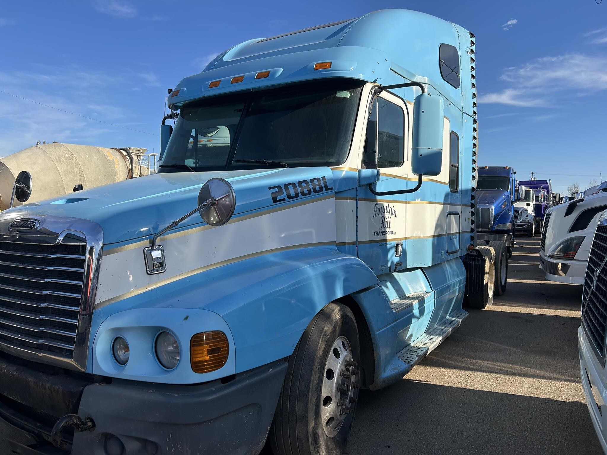 2009 FREIGHTLINER COLUMBIA in Covington, TN