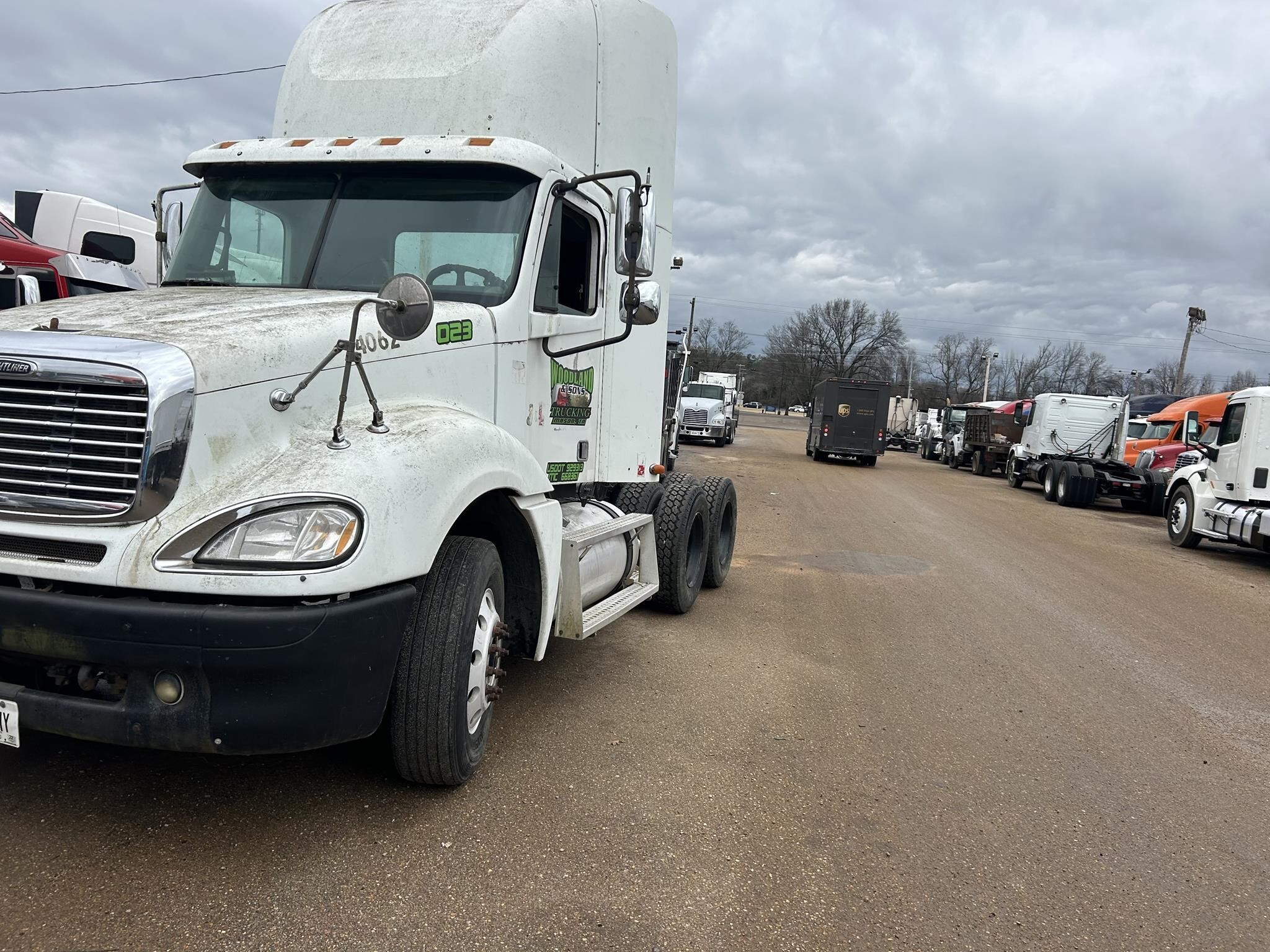 2004 FREIGHTLINER COLUMBIA in Covington, TN
