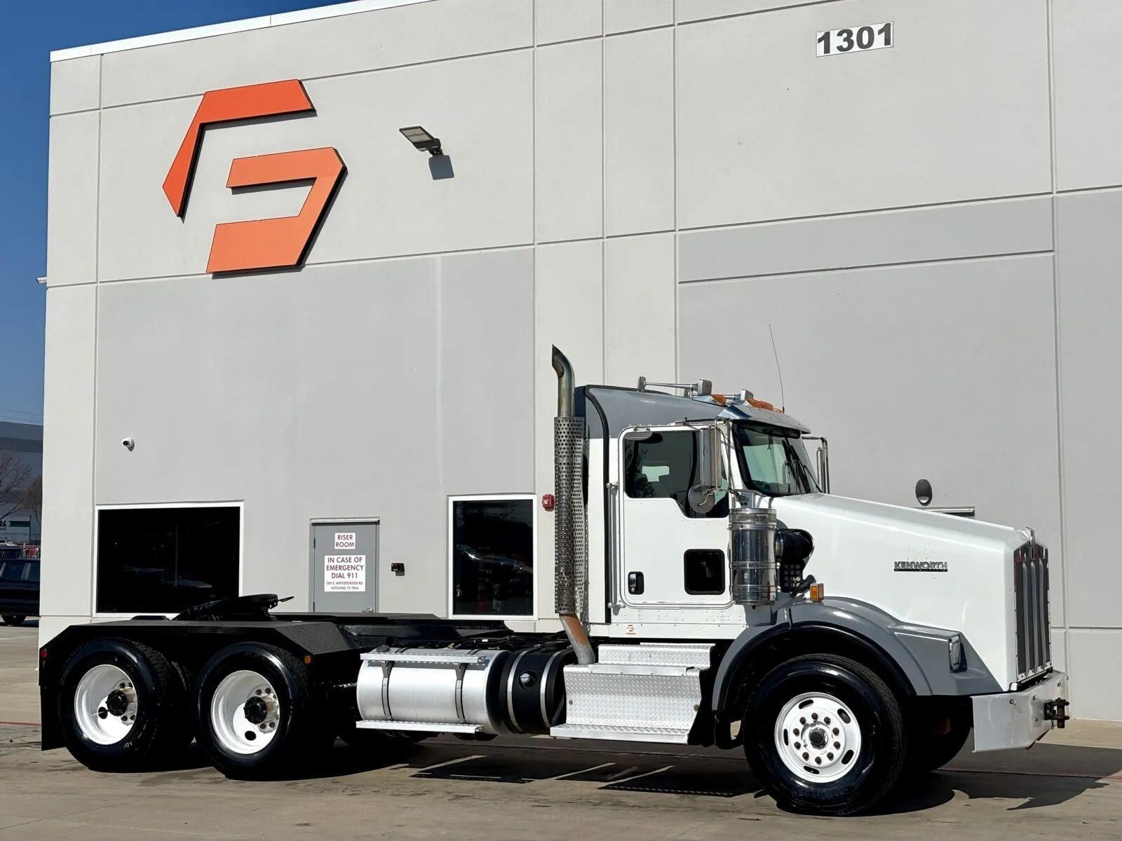 2012 KENWORTH T800 in Hutchins, TX