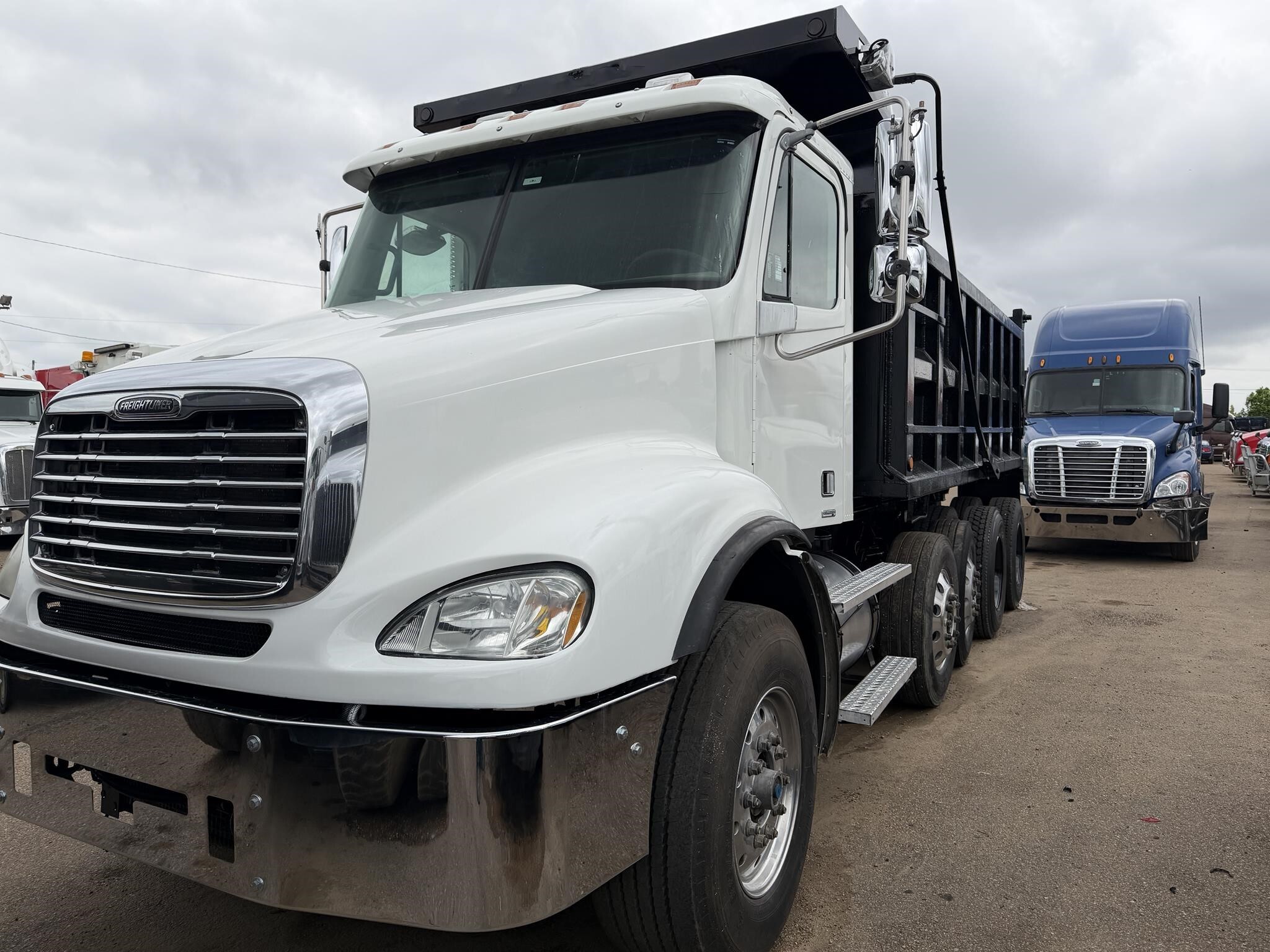 2005 FREIGHTLINER COLUMBIA in Covington, TN