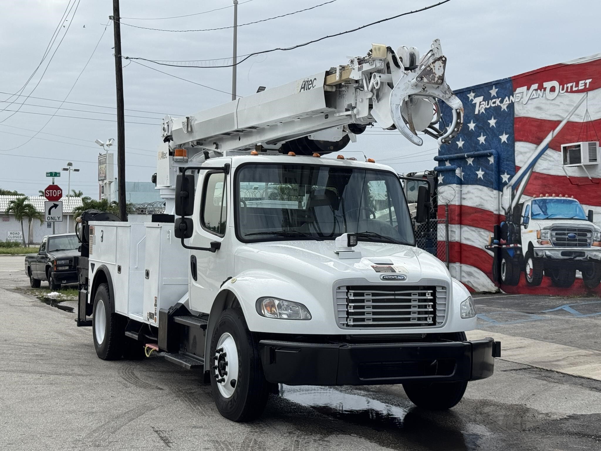 2015 FREIGHTLINER BUSINESS CLASS M2 106 in Miami, FL