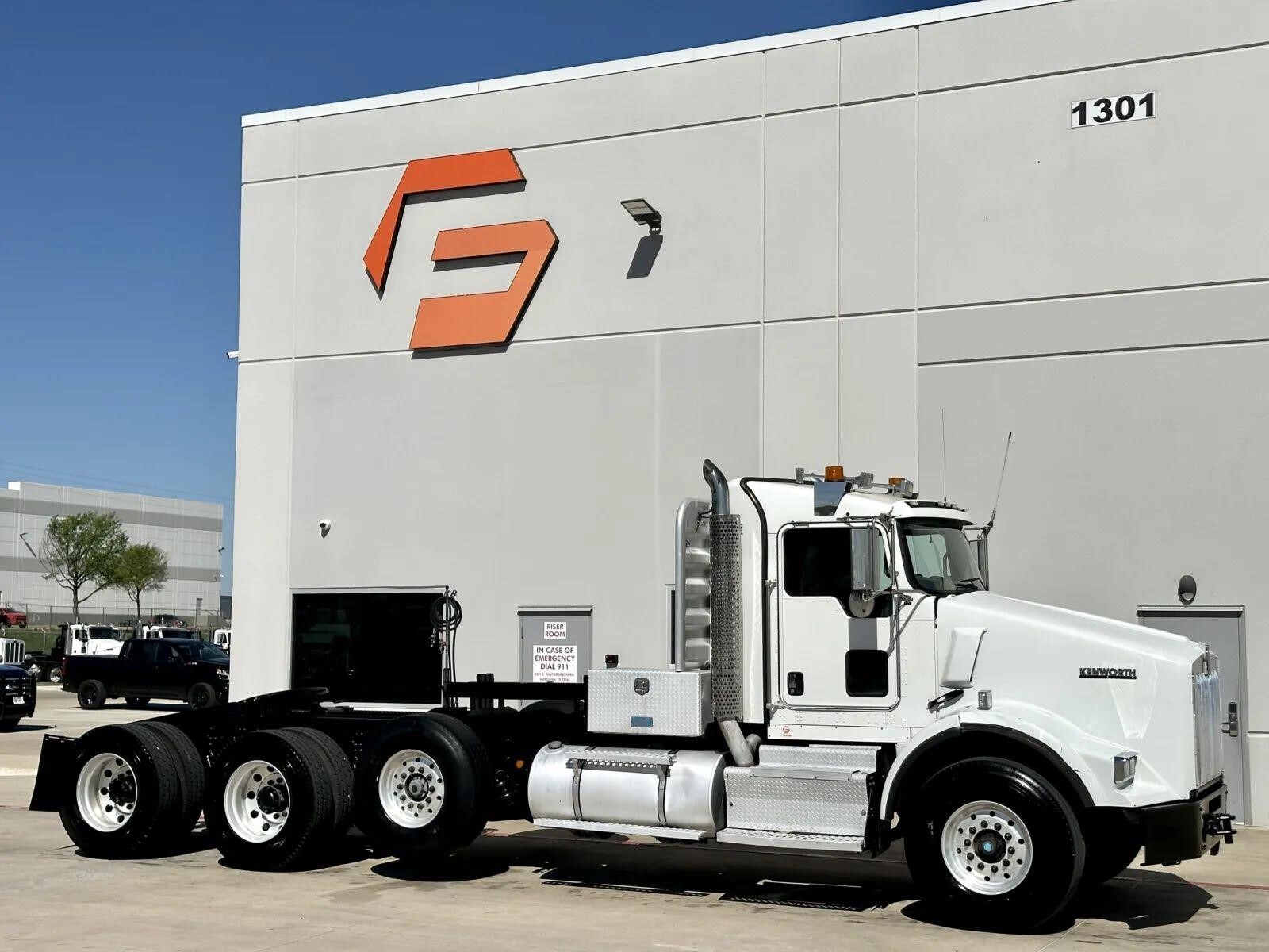 2014 KENWORTH T800 in Hutchins, TX