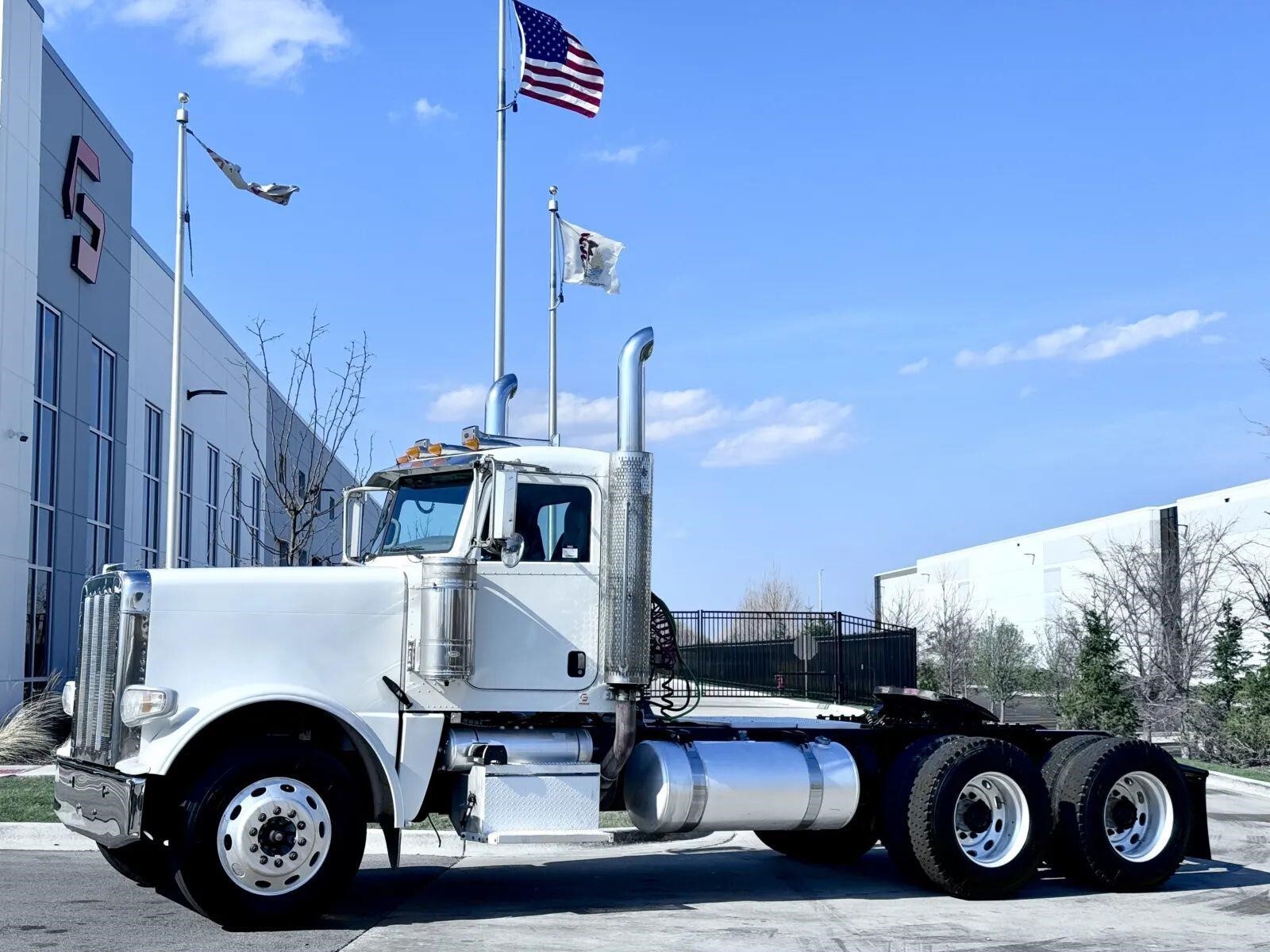 2009 PETERBILT 388 in New Lenox, IL
