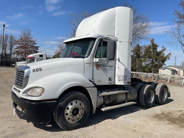 2009 FREIGHTLINER COLUMBIA in Covington, TN
