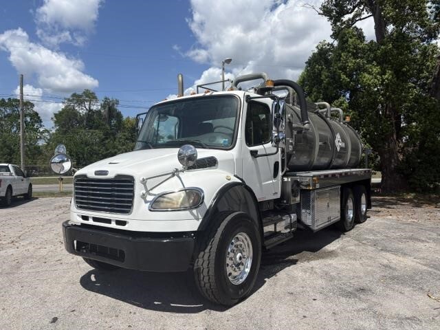 2010 FREIGHTLINER BUSINESS CLASS M2 106 in Seabrook, NH