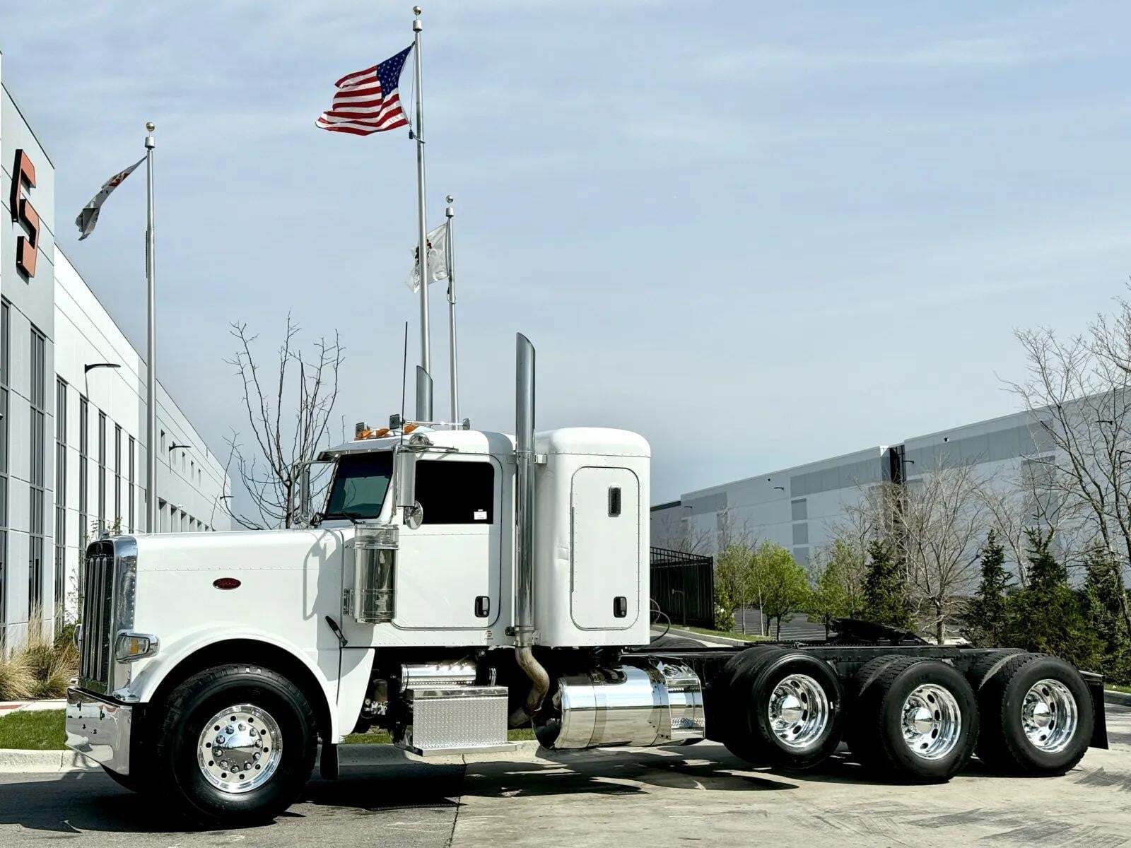 2008 PETERBILT 388 in New Lenox, IL
