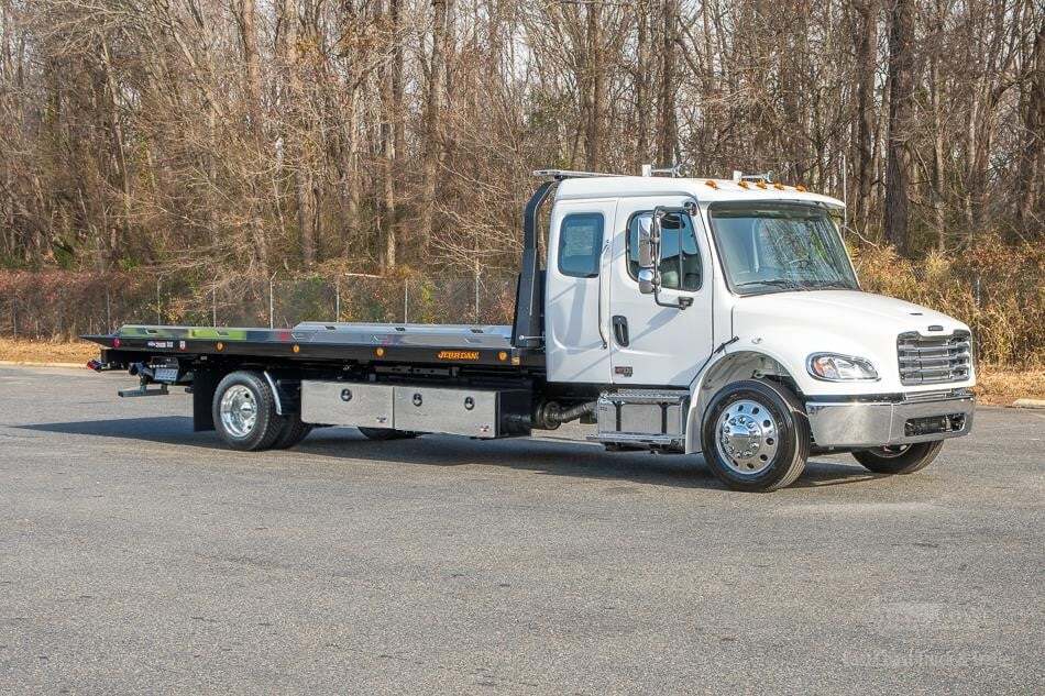 2027 FREIGHTLINER BUSINESS CLASS M2 106 PLUS in Portsmouth, VA