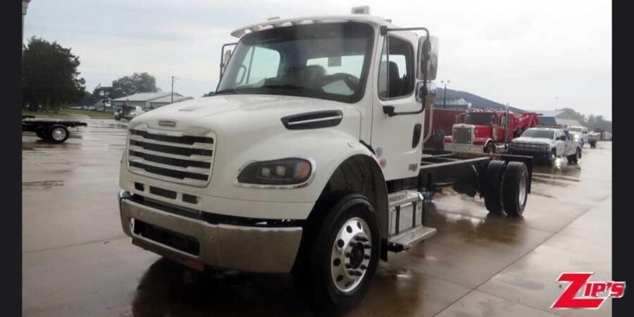 2027 FREIGHTLINER BUSINESS CLASS M2 106 in New Hampton, IA
