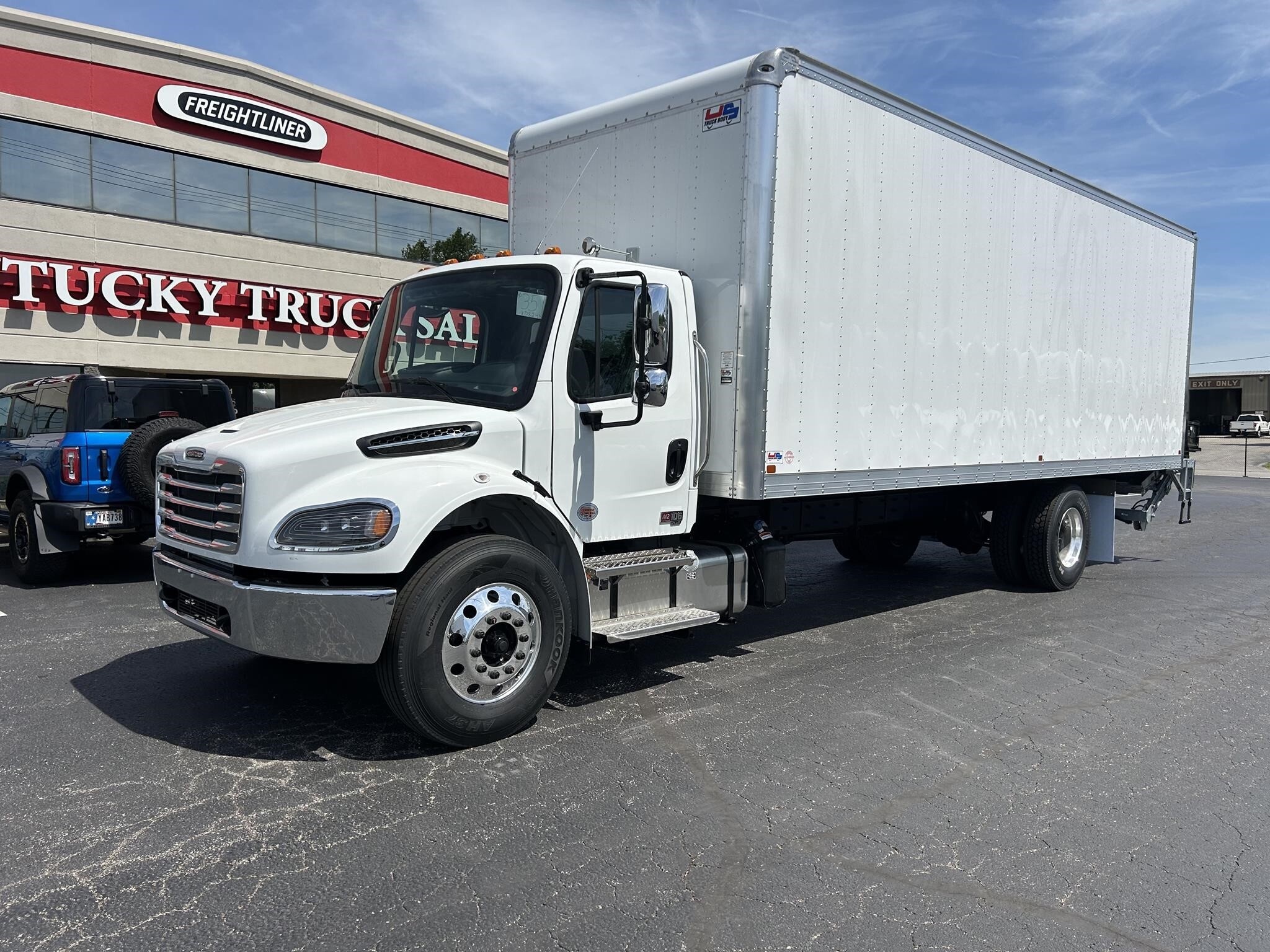 2027 FREIGHTLINER BUSINESS CLASS M2 106 in Jeffersonville, IN