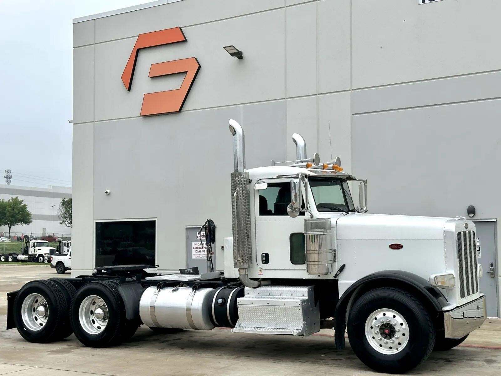 2013 PETERBILT 388 in Hutchins, TX