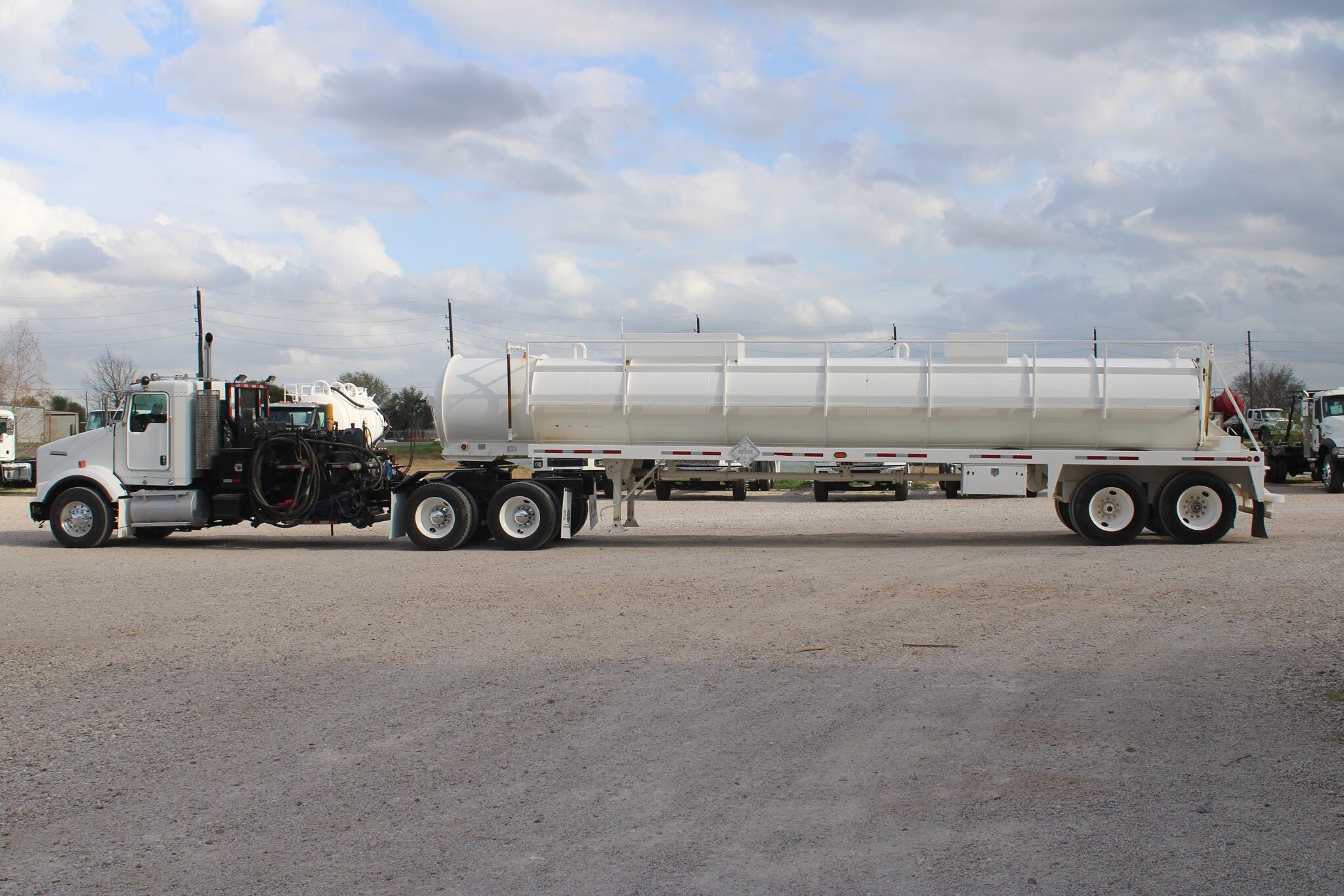 2011 KENWORTH T800 in Brookshire, TX