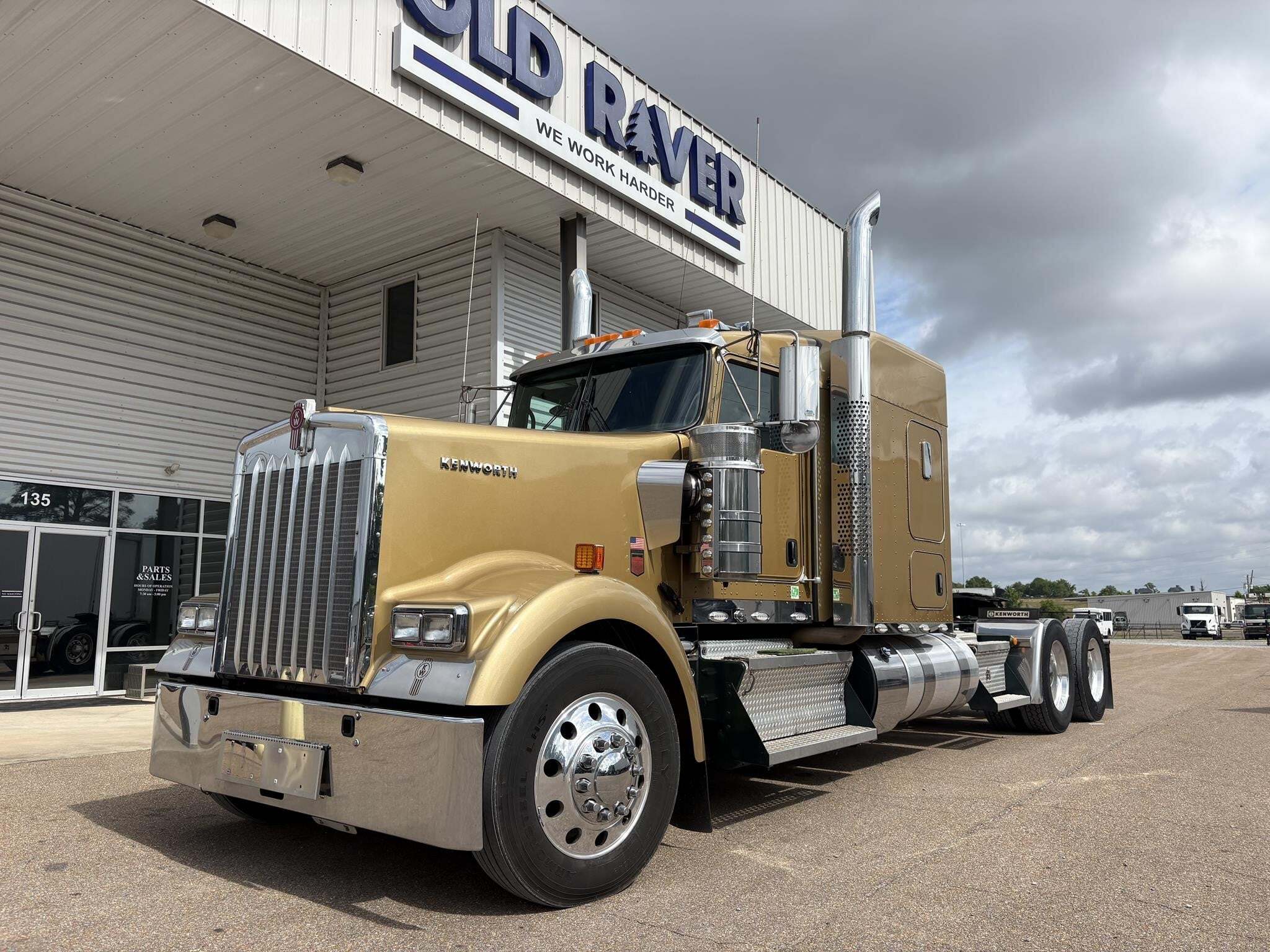 2024 KENWORTH W900 in Richland, MS