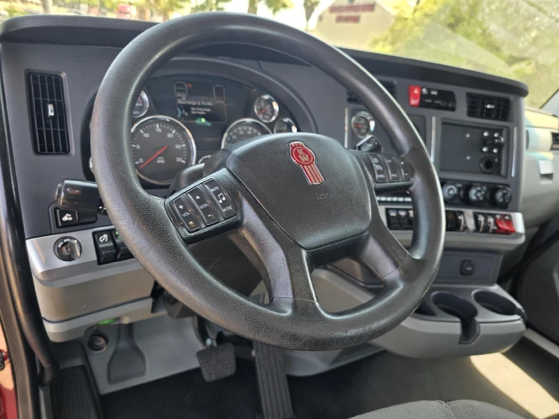 2022 KENWORTH T880