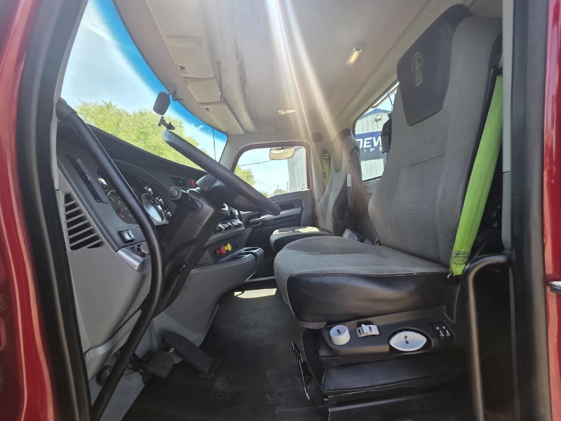 2022 KENWORTH T880