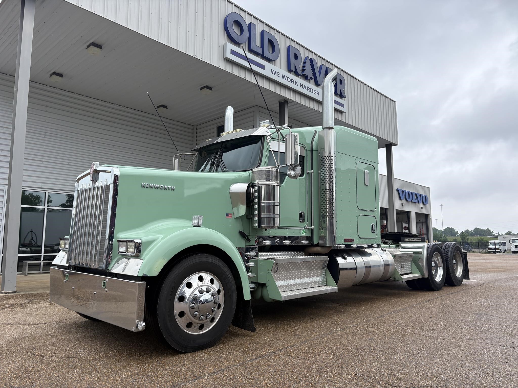2024 KENWORTH W900 in Richland, MS