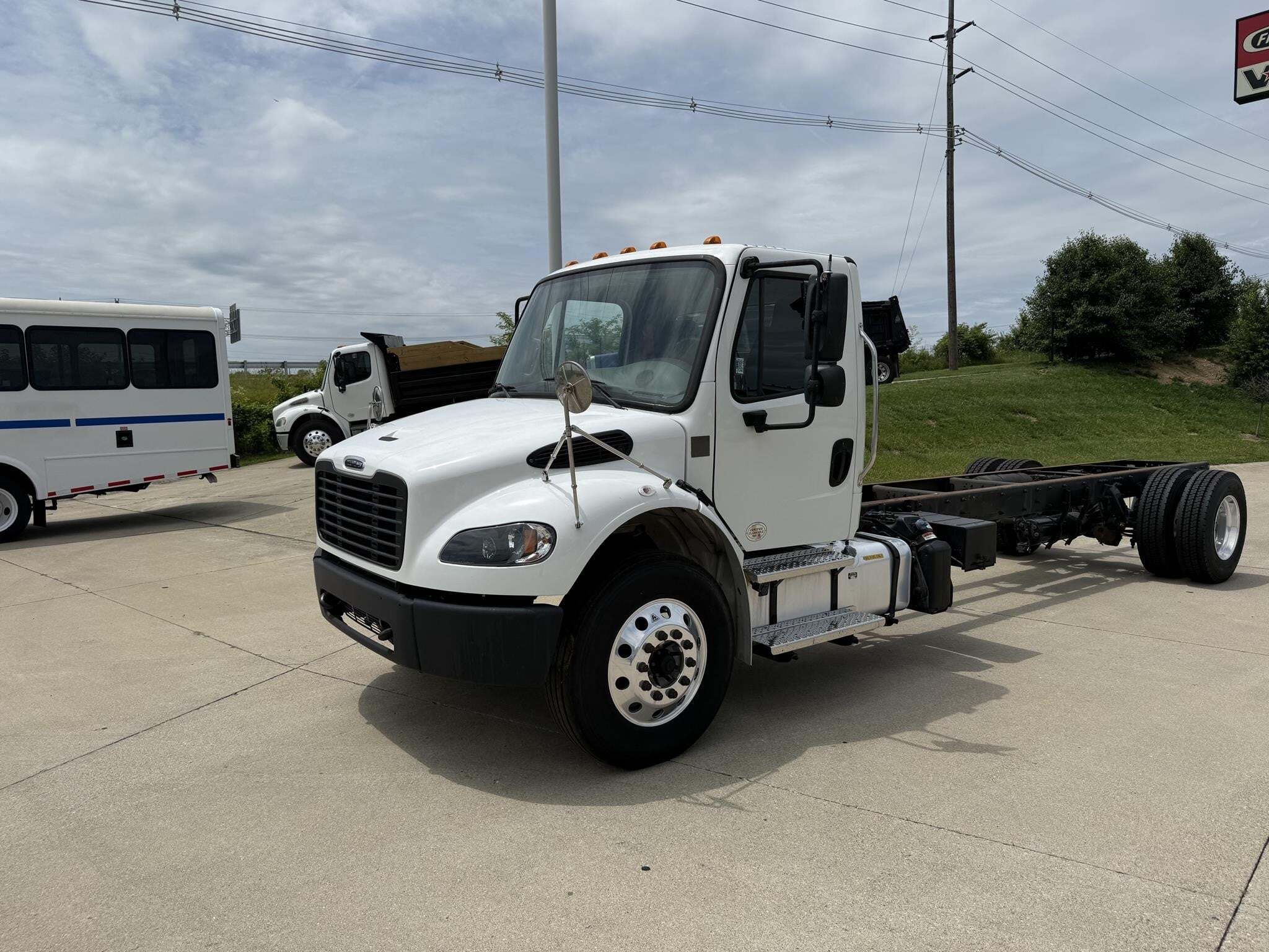2022 FREIGHTLINER BUSINESS CLASS M2 106 in Walton, KY