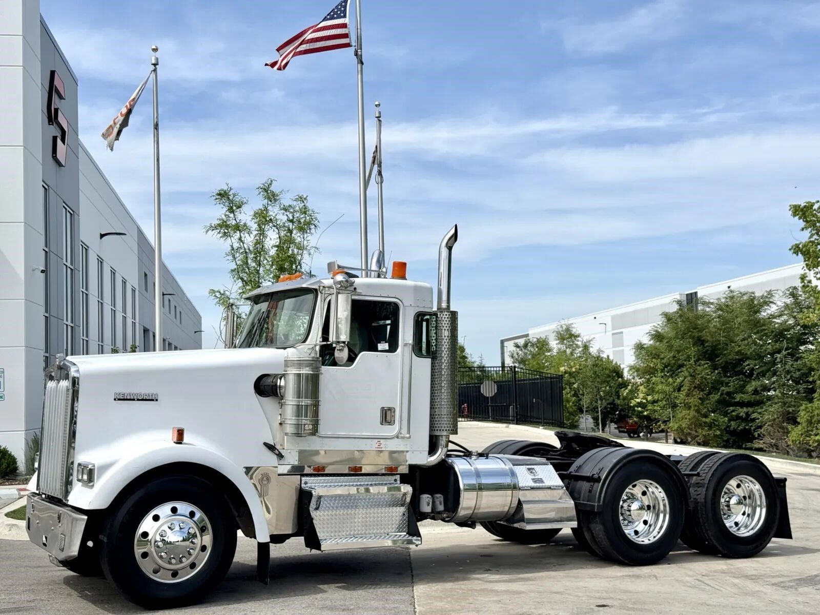 2000 KENWORTH W900 in New Lenox, IL