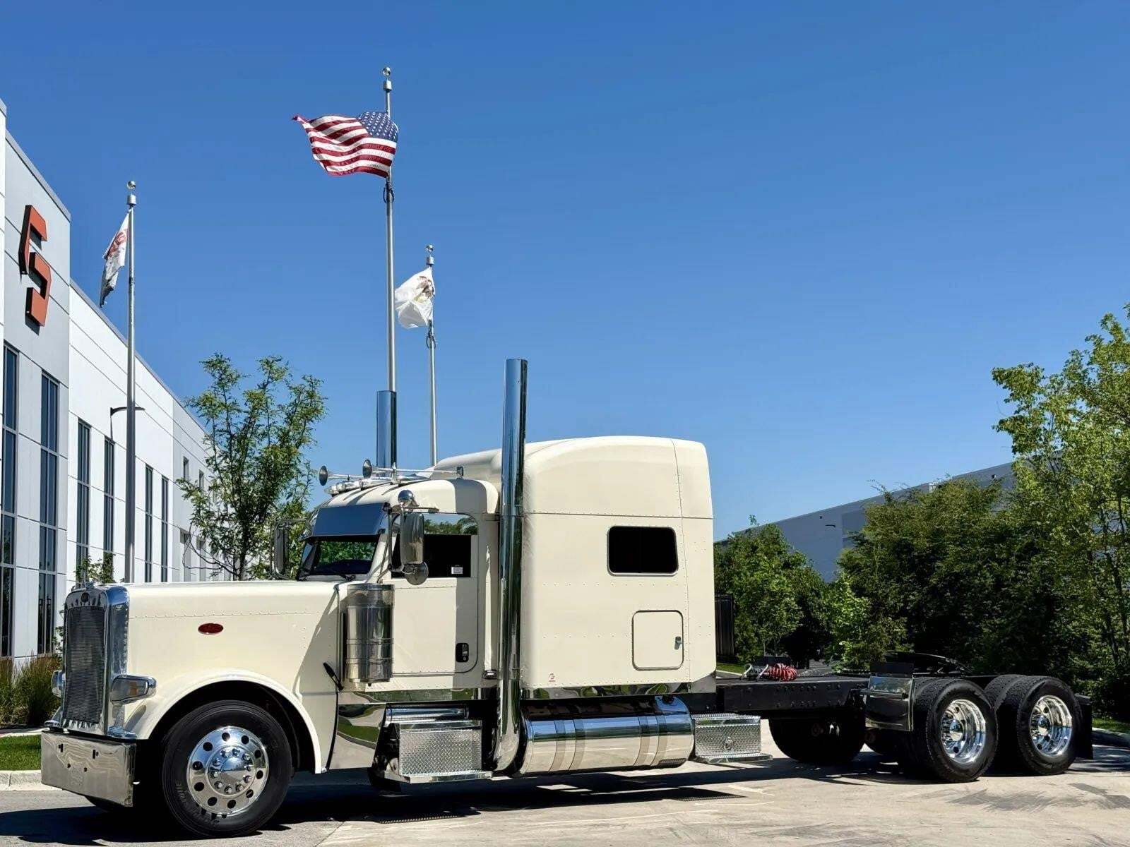 2015 PETERBILT 389 in New Lenox, IL