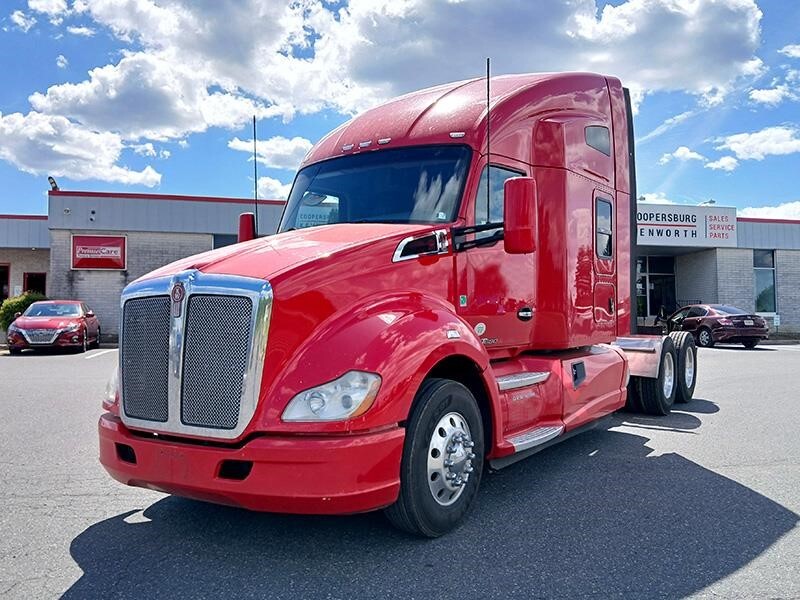 2015 KENWORTH T680 in Coopersburg, PA