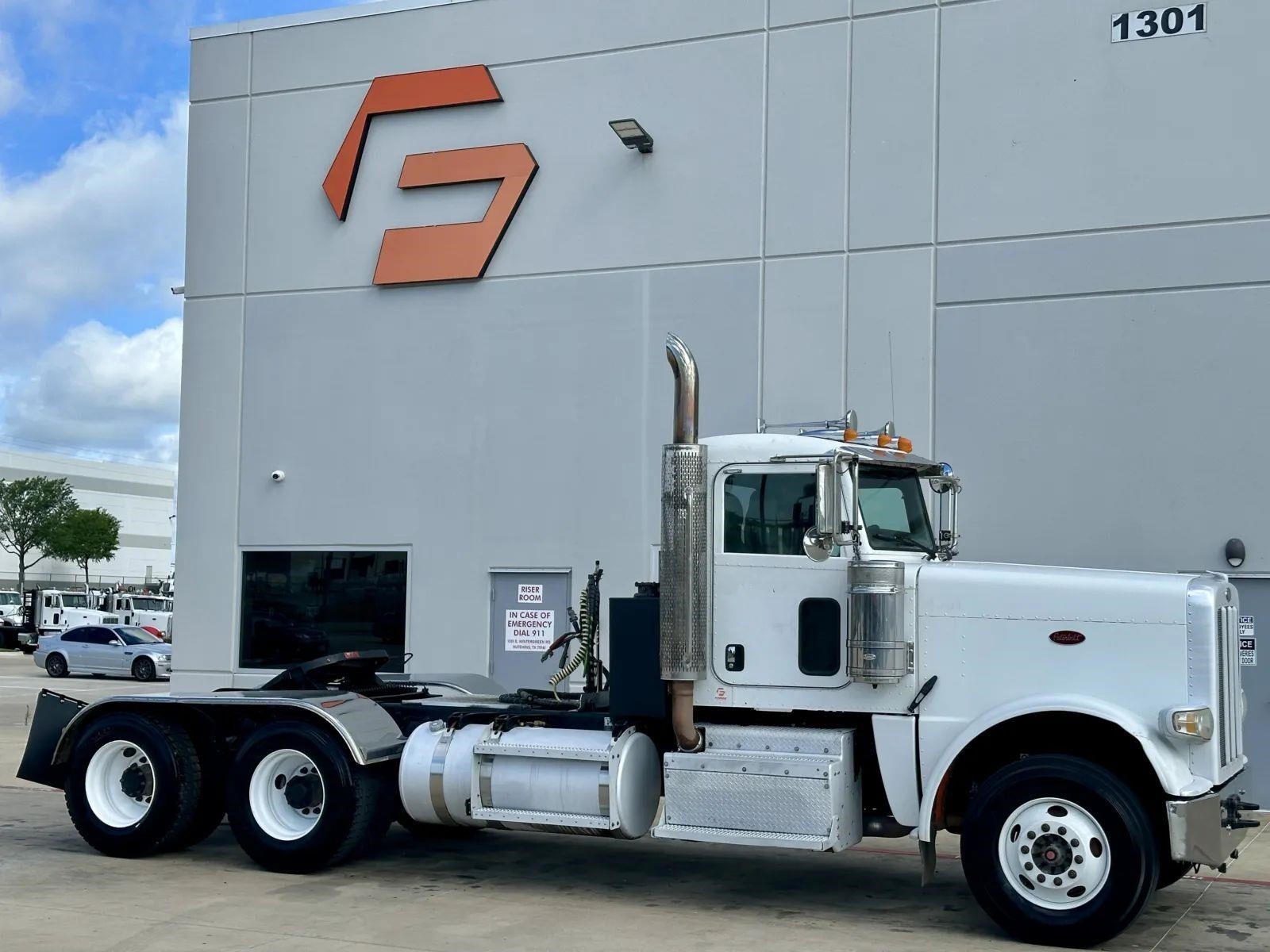 2013 PETERBILT 388 in Hutchins, TX