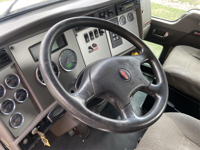 2011 KENWORTH T370
