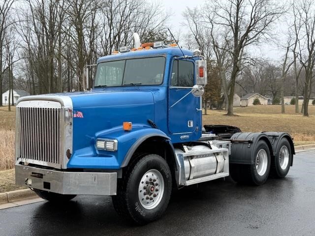 1999 FREIGHTLINER COLUMBIA in Lansing, MI