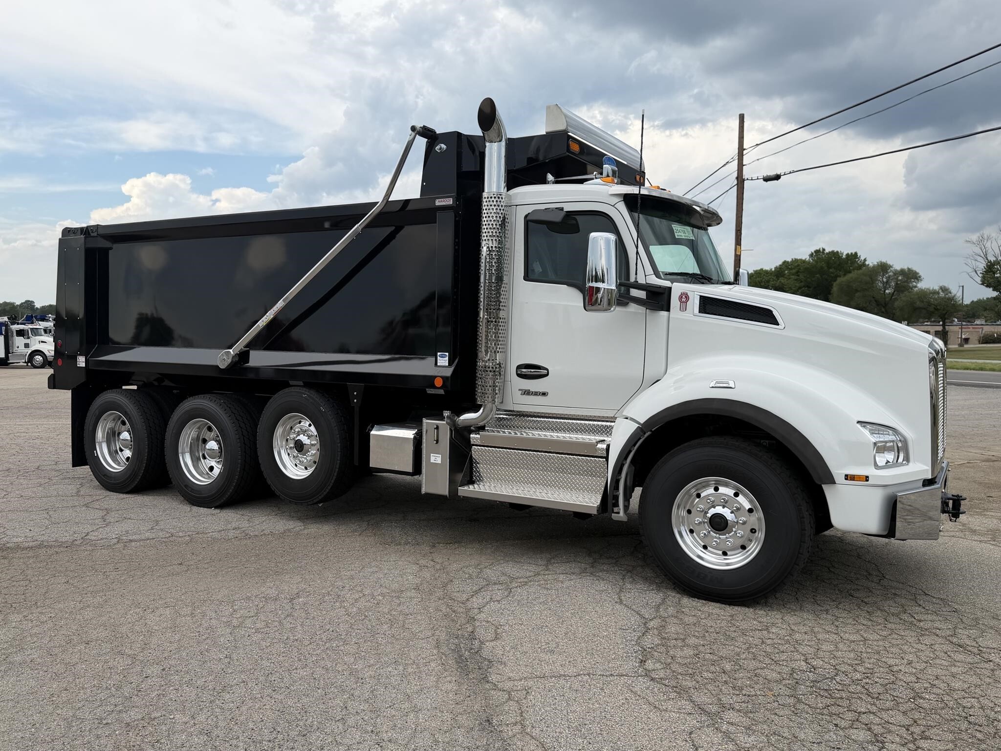 2027 KENWORTH T880 in Chatham, VA