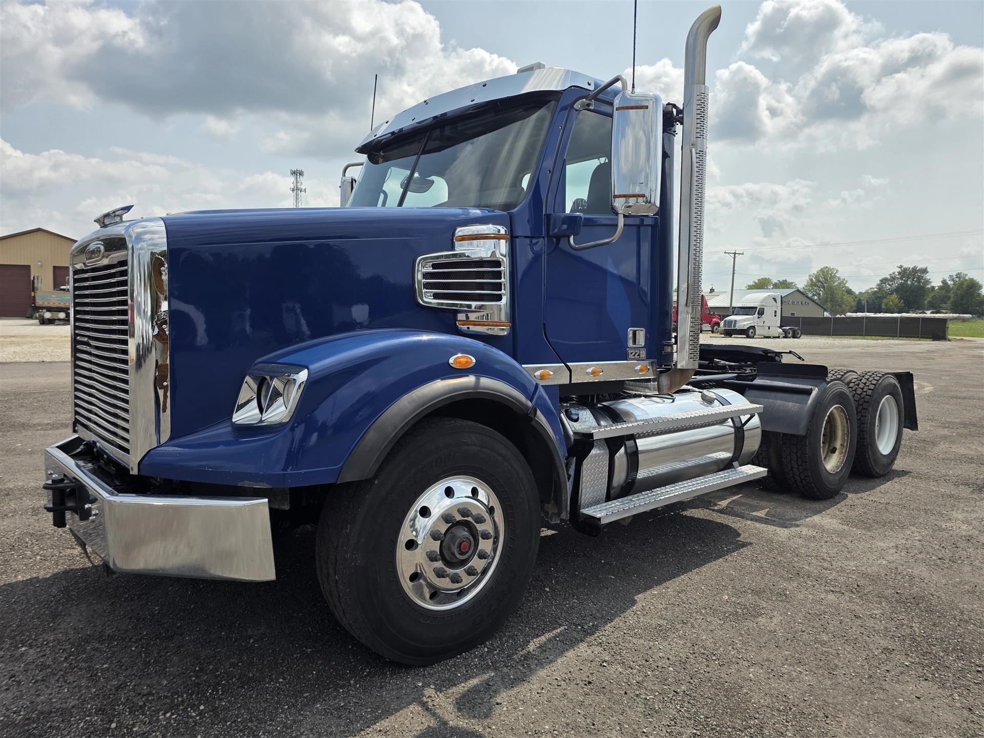 2019 FREIGHTLINER 122 SD in Laotto, IN