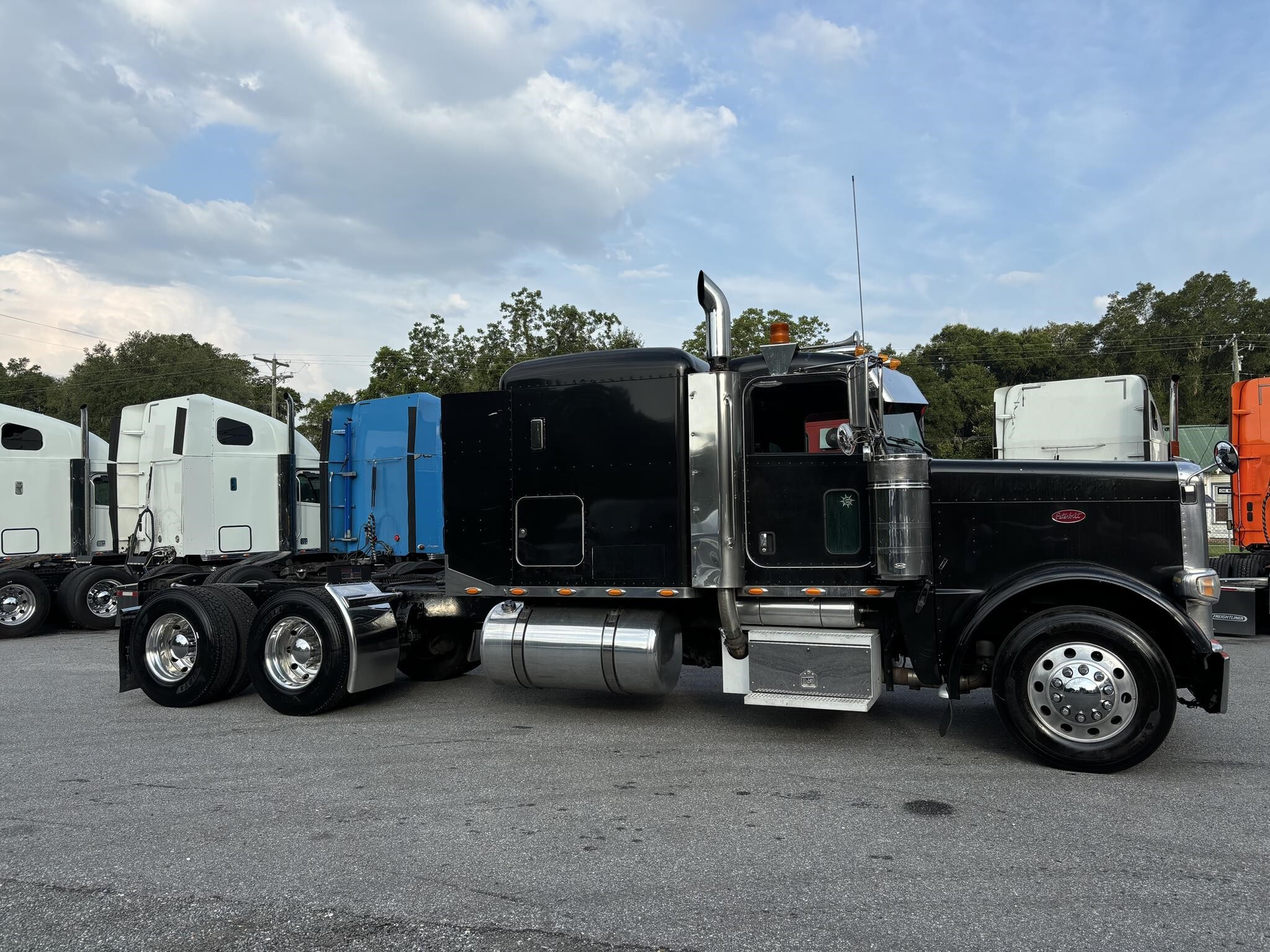 2009 PETERBILT 388 in Citra, FL