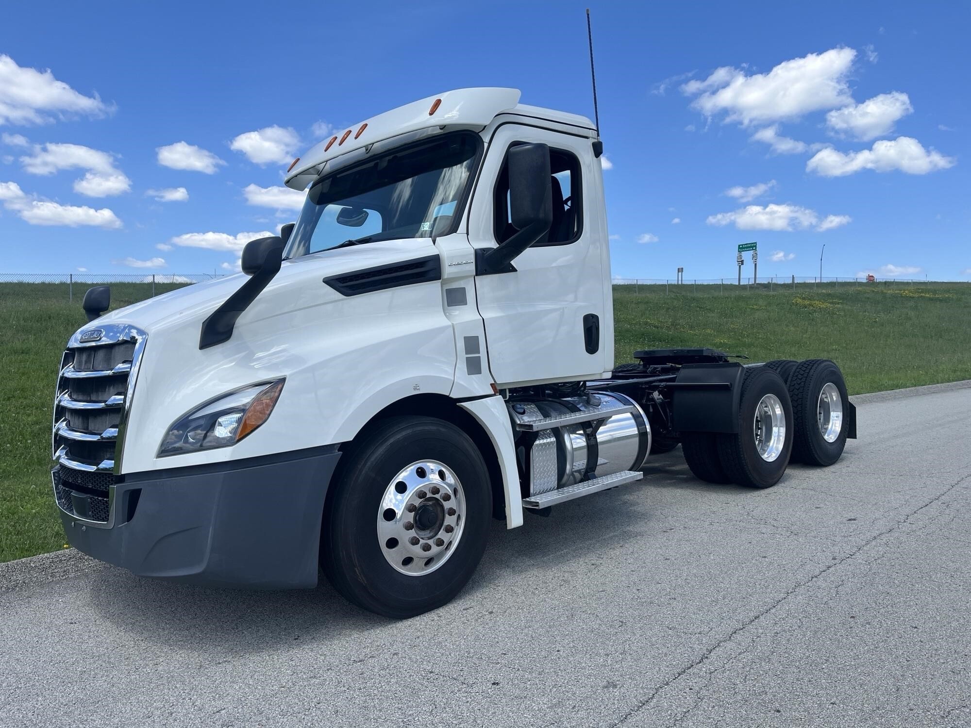 2018 FREIGHTLINER CASCADIA 126 in Smithfield, PA