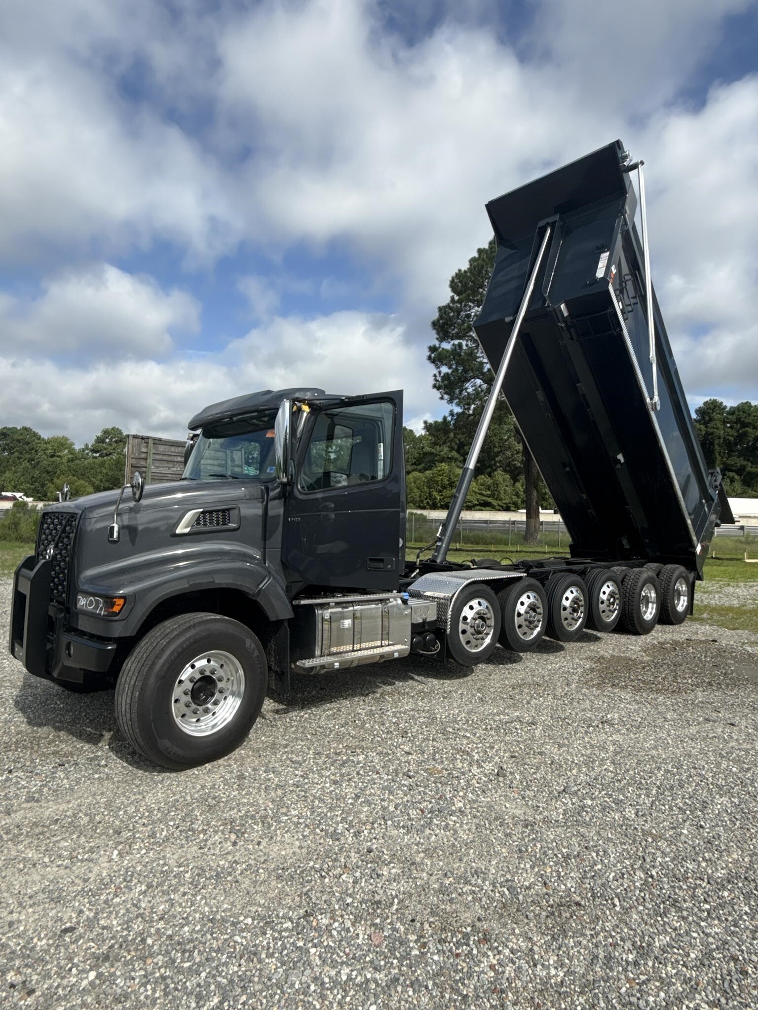 2027 VOLVO VHD104F300 in Chesapeake, VA